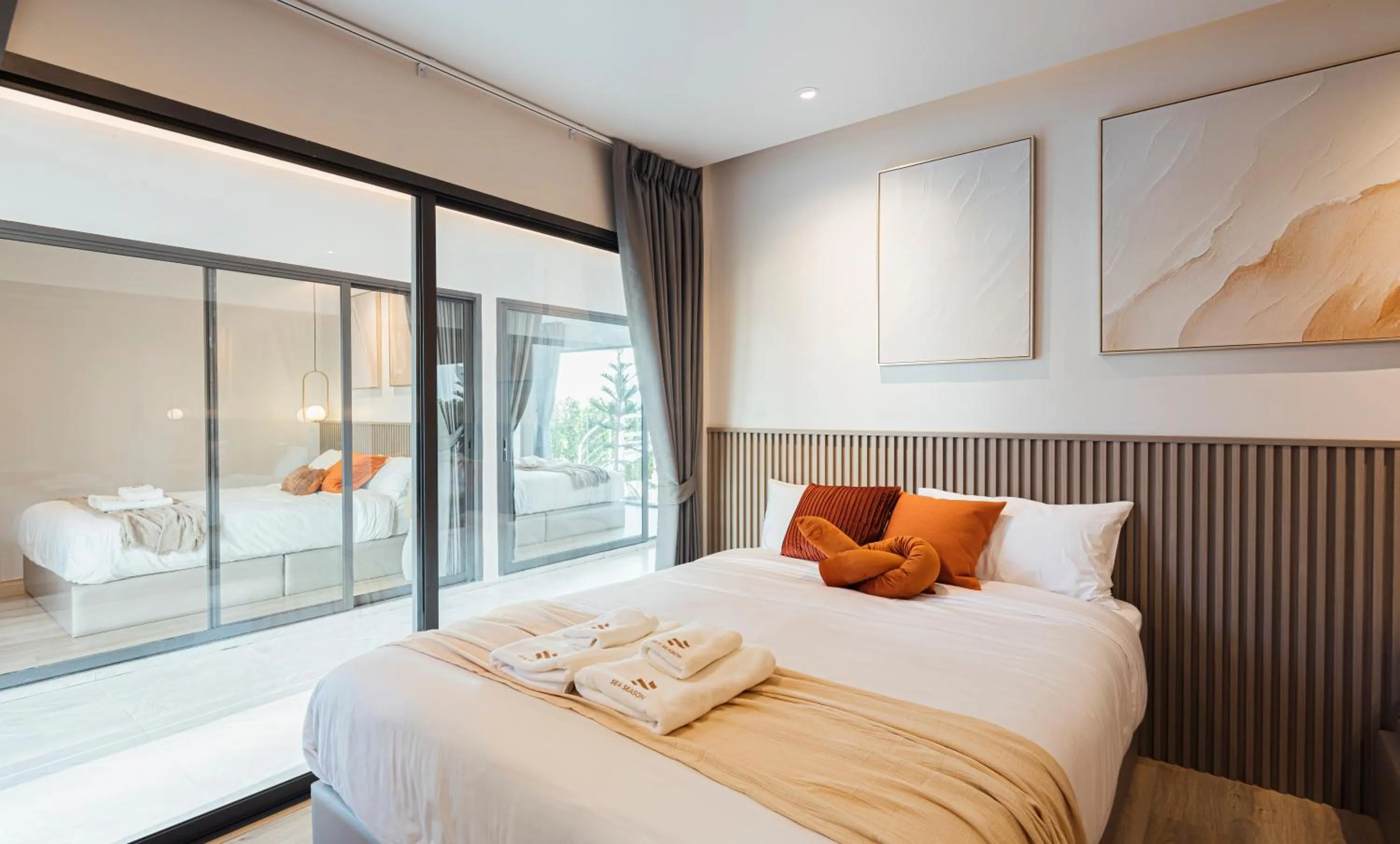 Bed in Sea Season Pool Villa Pattaya