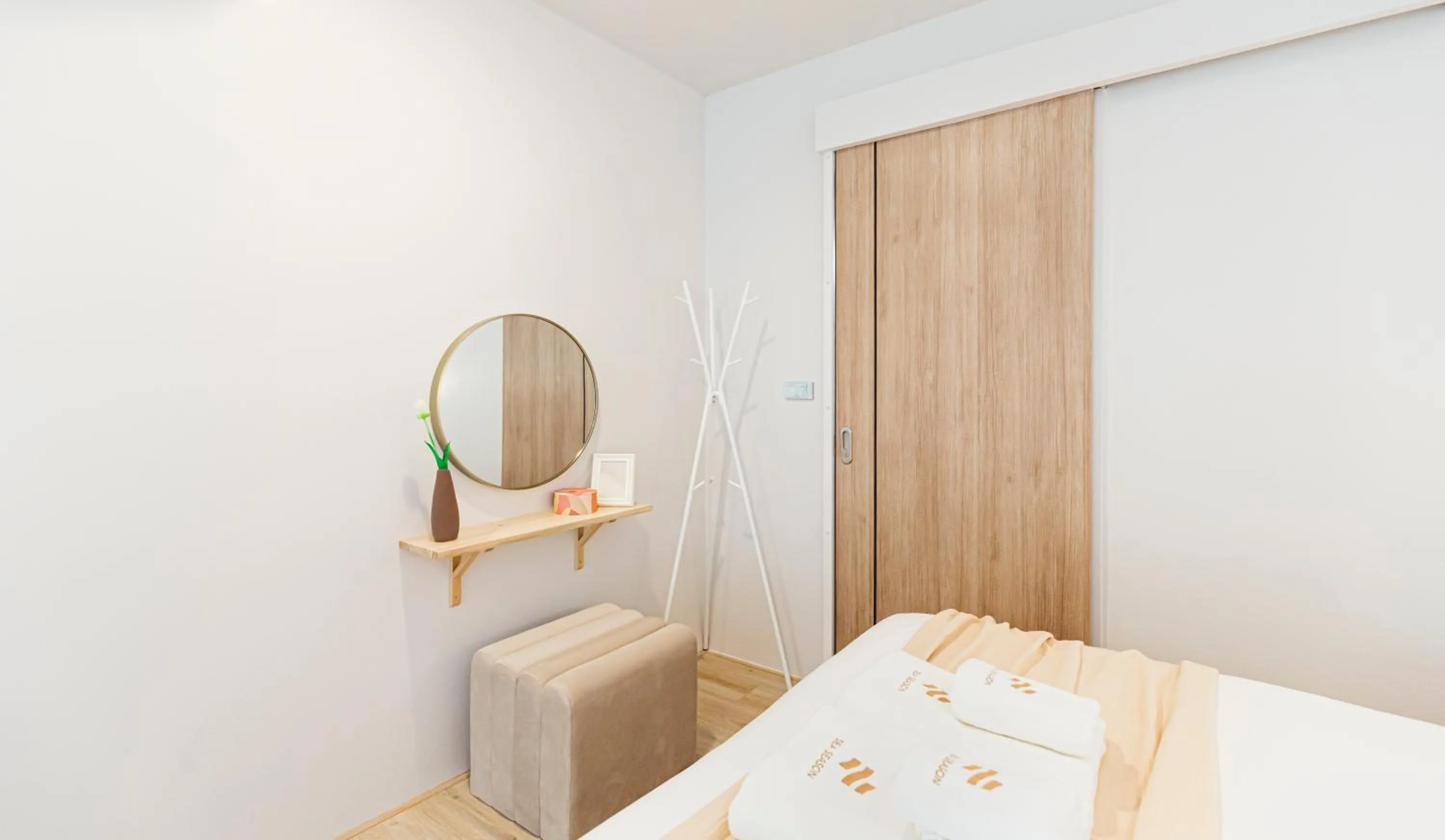 Bed in Sea Season Pool Villa Pattaya