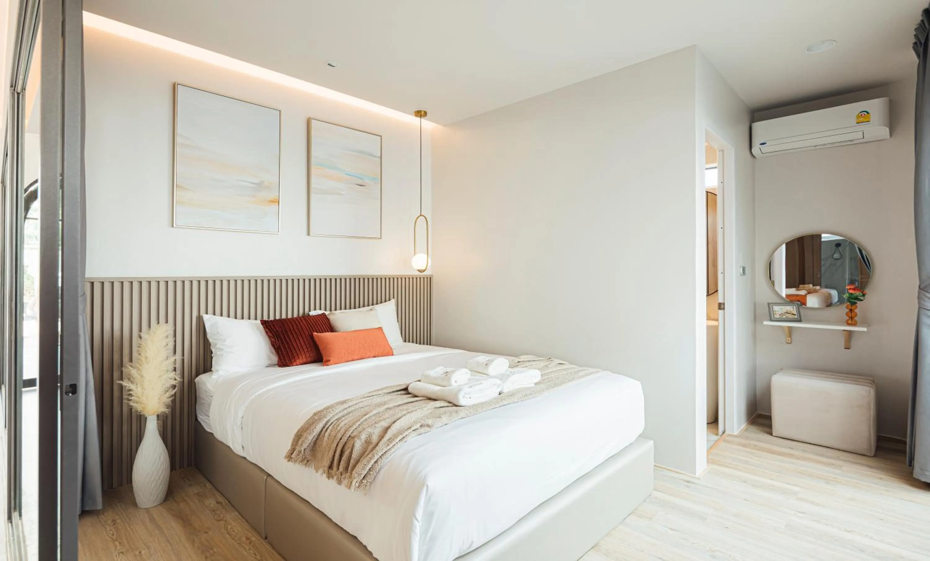 Bed in Sea Season Pool Villa Pattaya