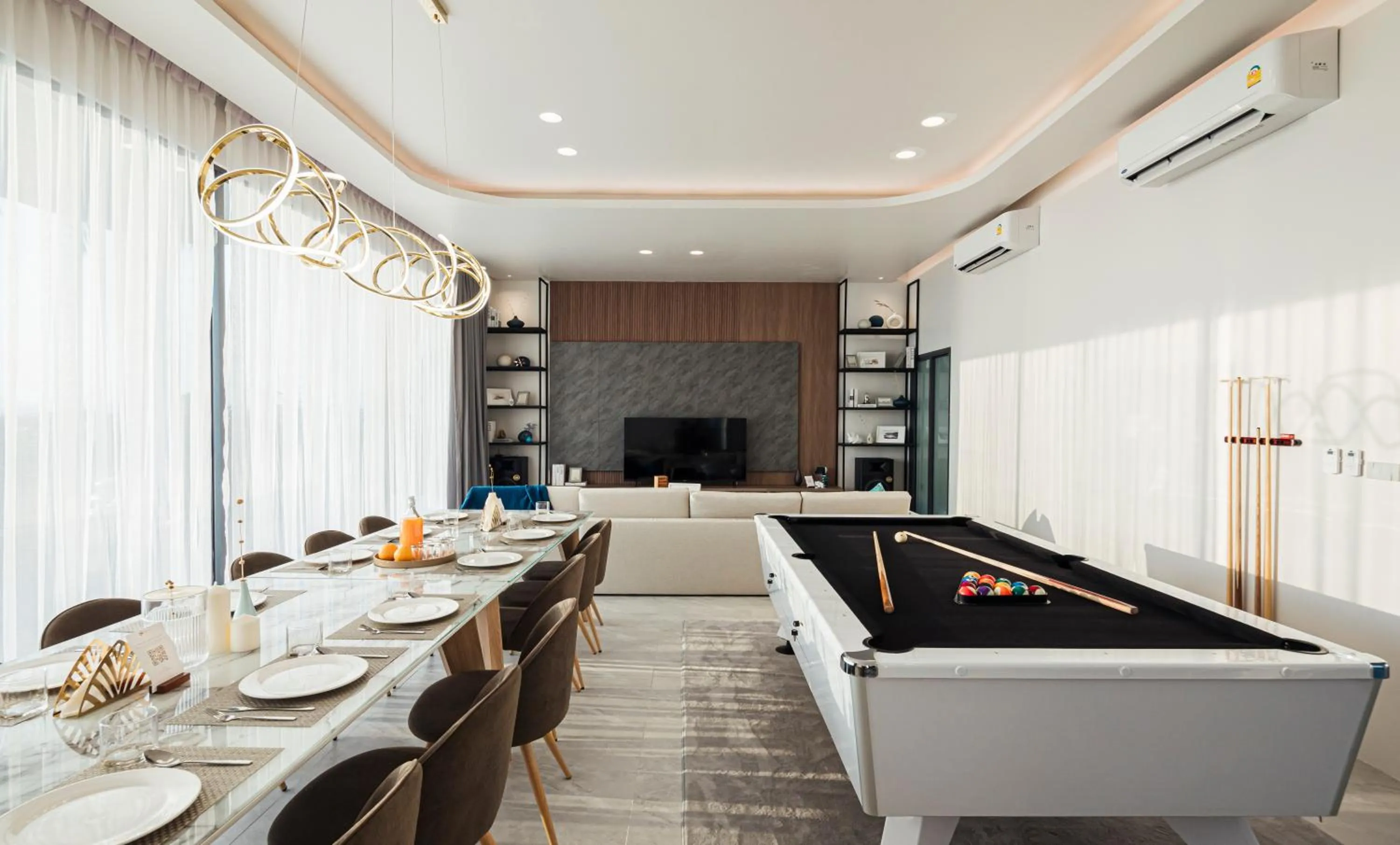 Communal lounge/ TV room in Sea Season Pool Villa Pattaya