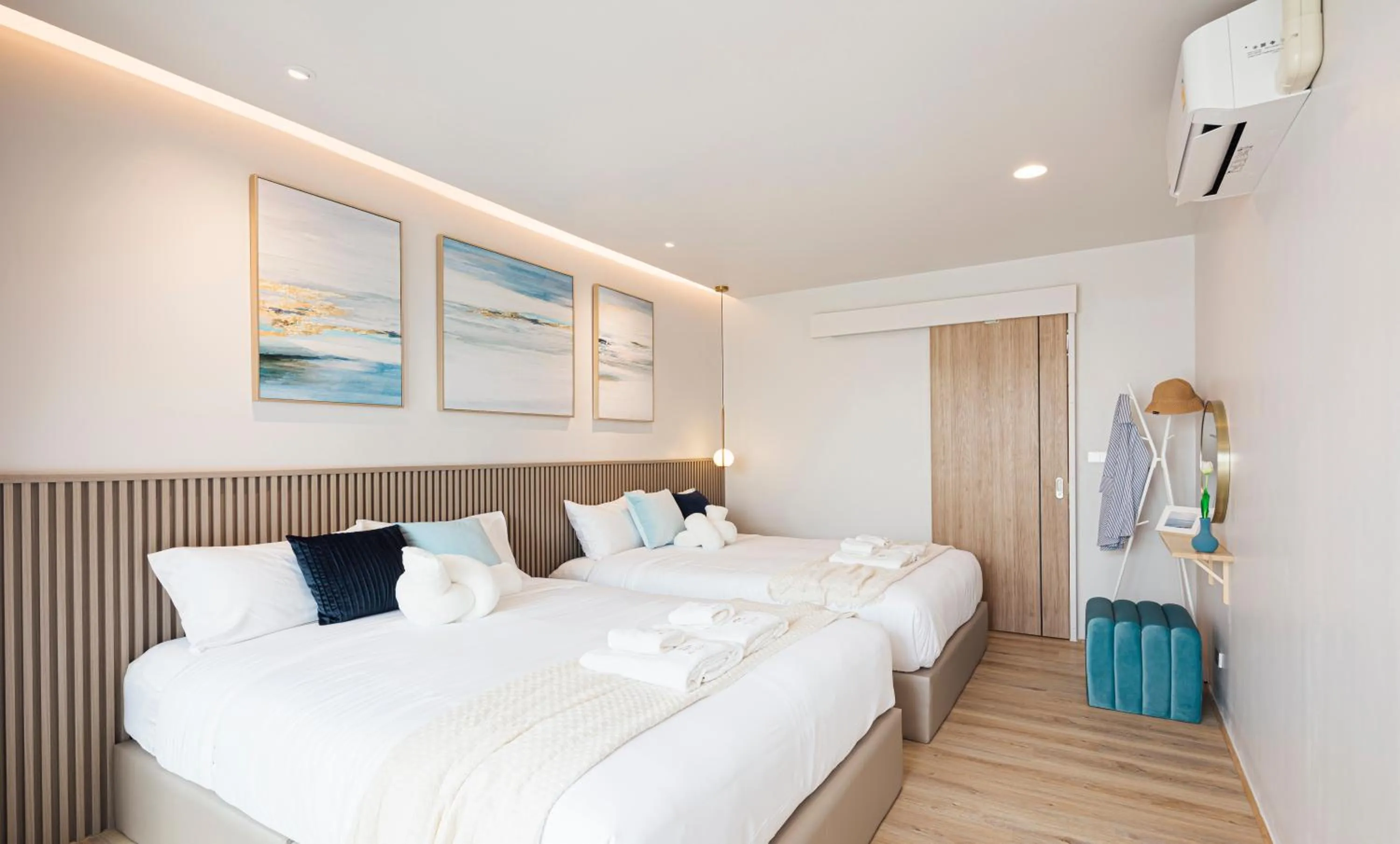 Bed in Sea Season Pool Villa Pattaya