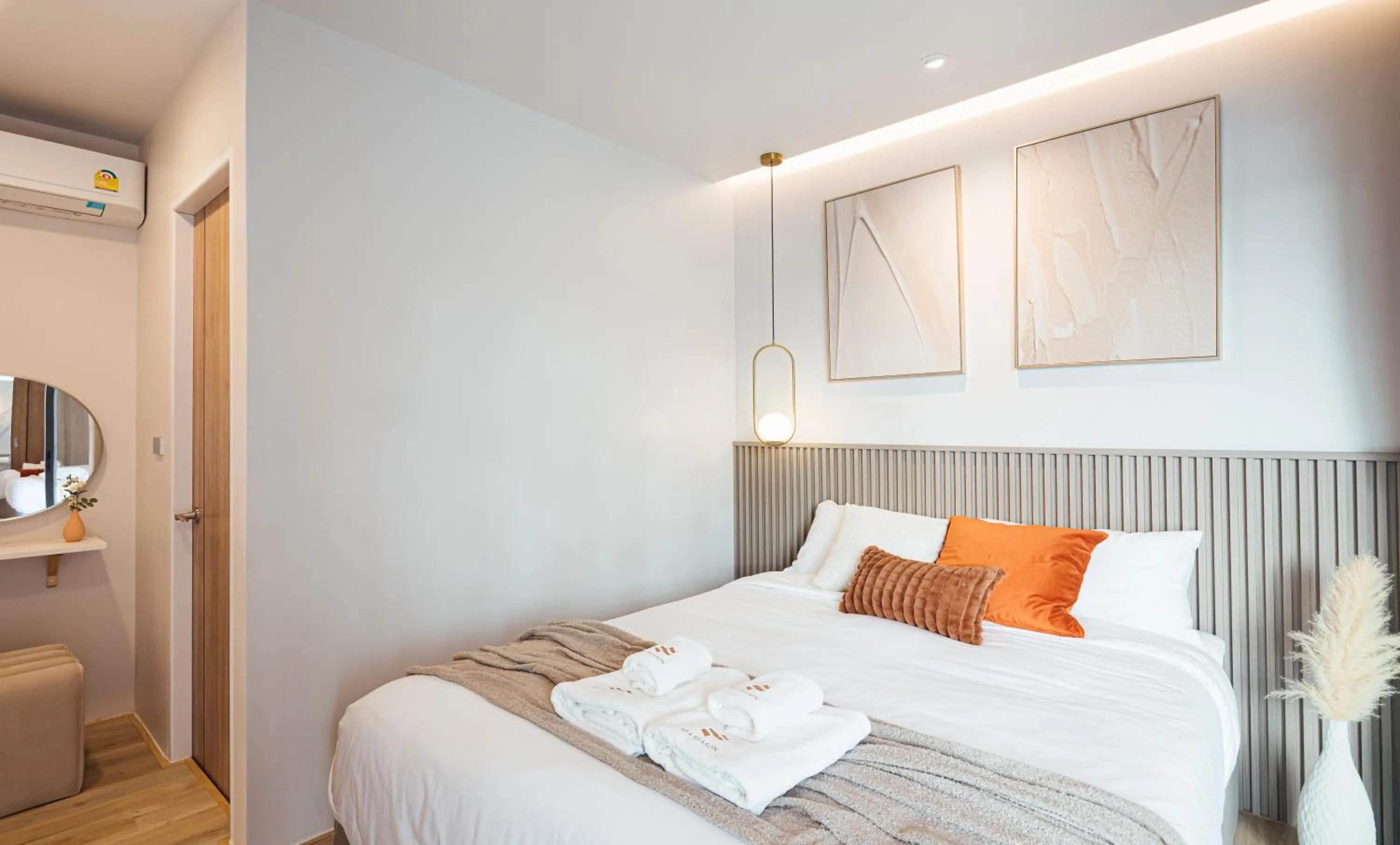 Bed in Sea Season Pool Villa Pattaya