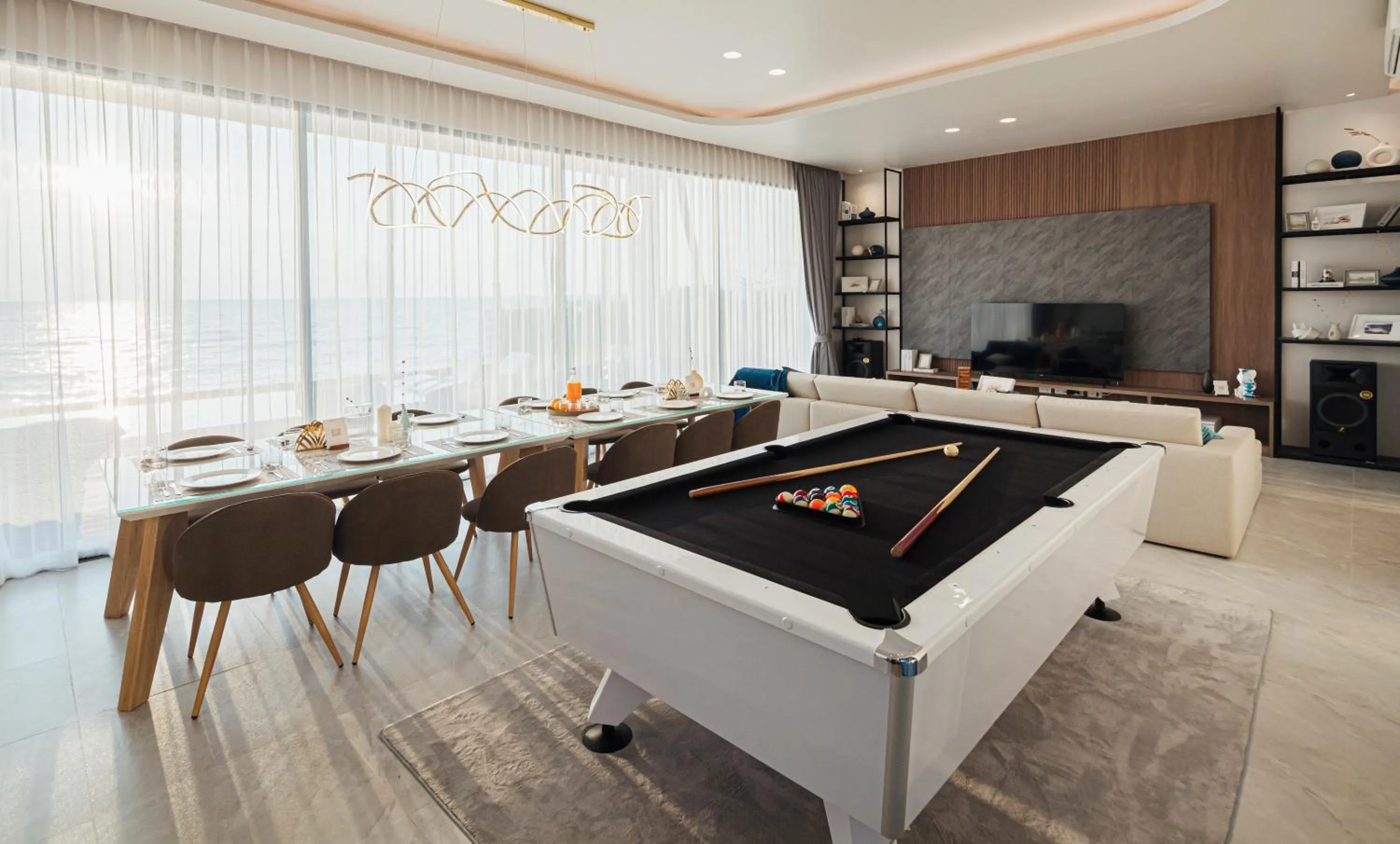 Communal lounge/ TV room in Sea Season Pool Villa Pattaya