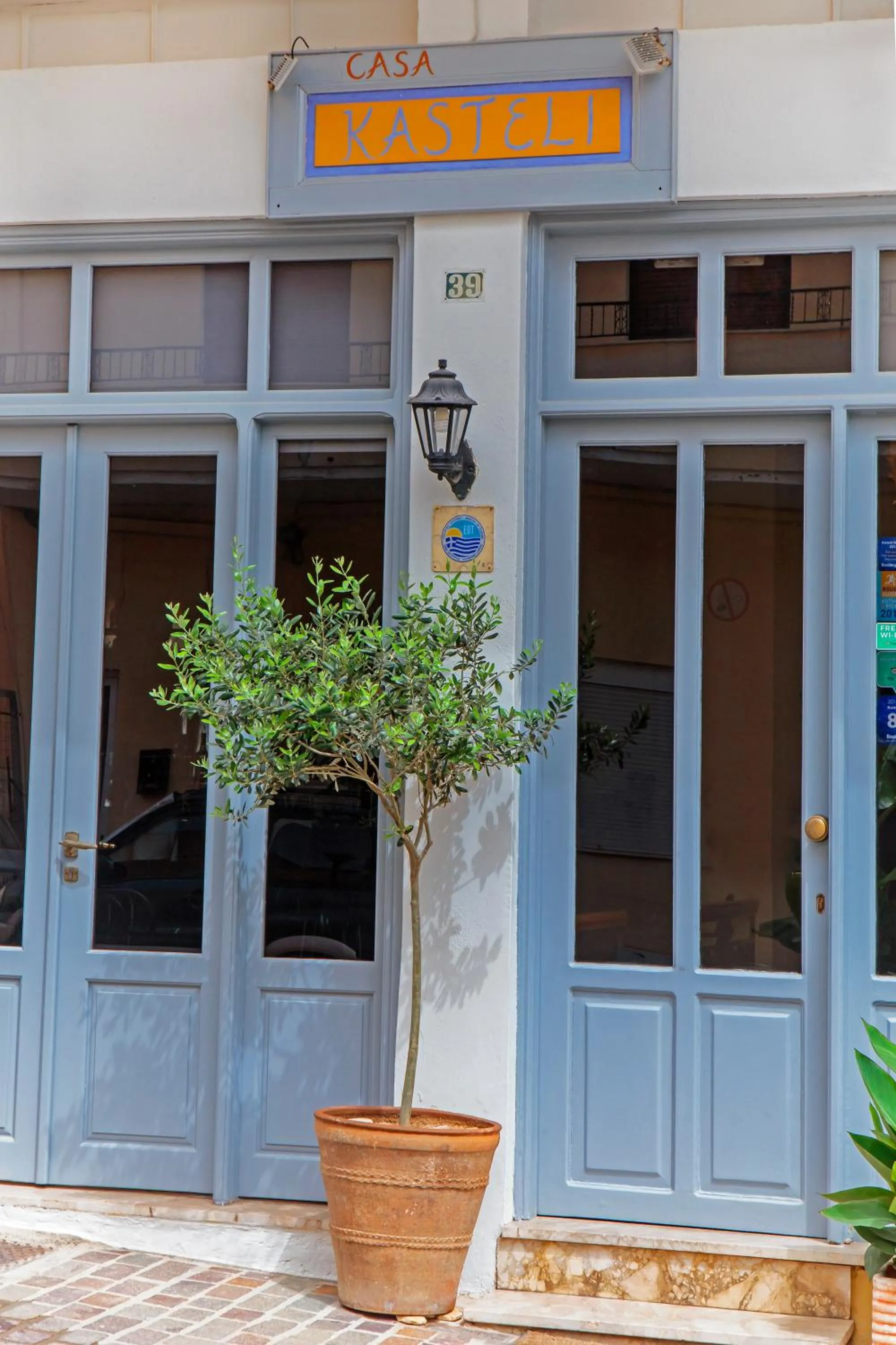 Facade/entrance in Casa Kasteli