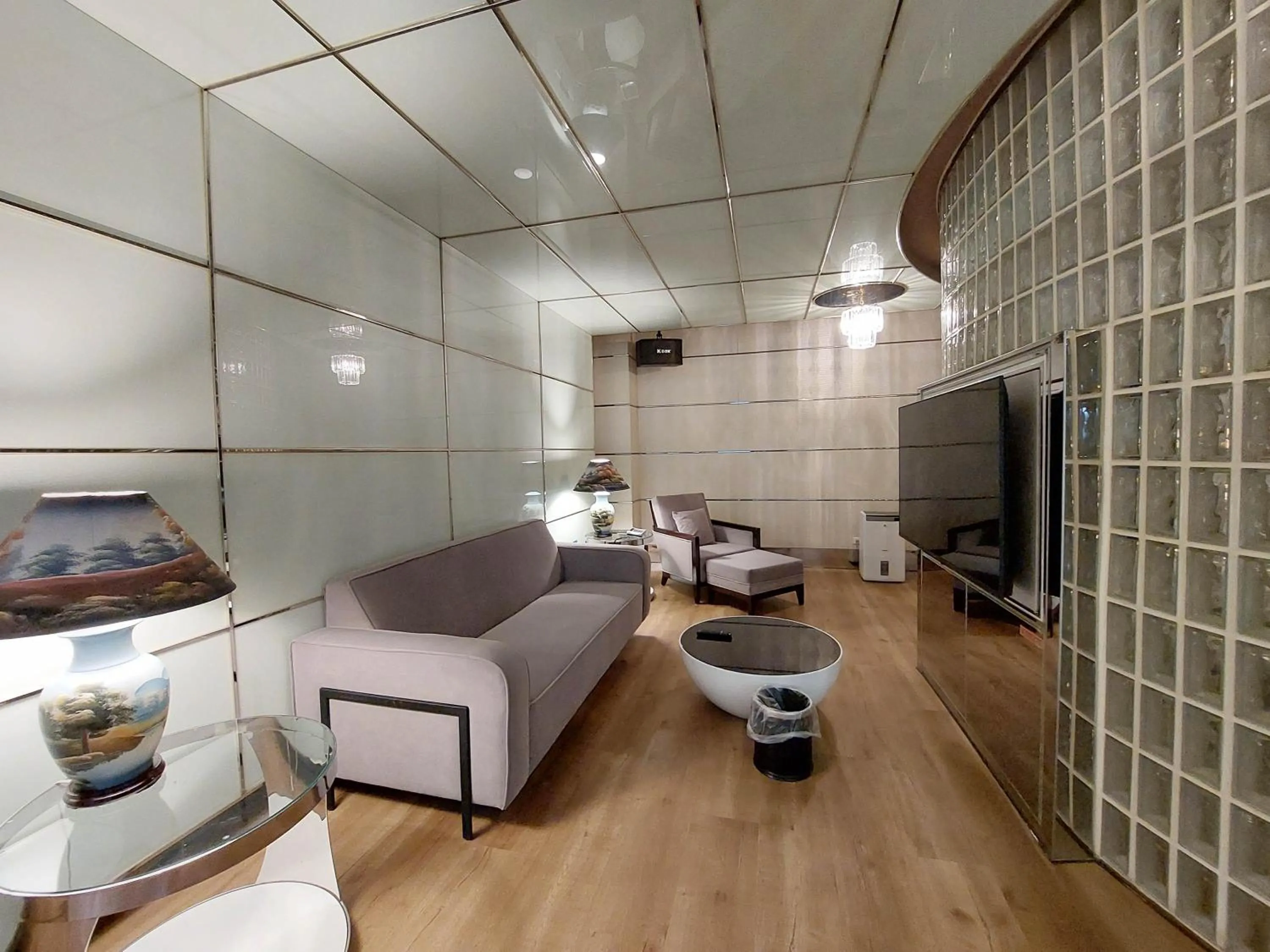 TV and multimedia, Bed in Elysees Motel