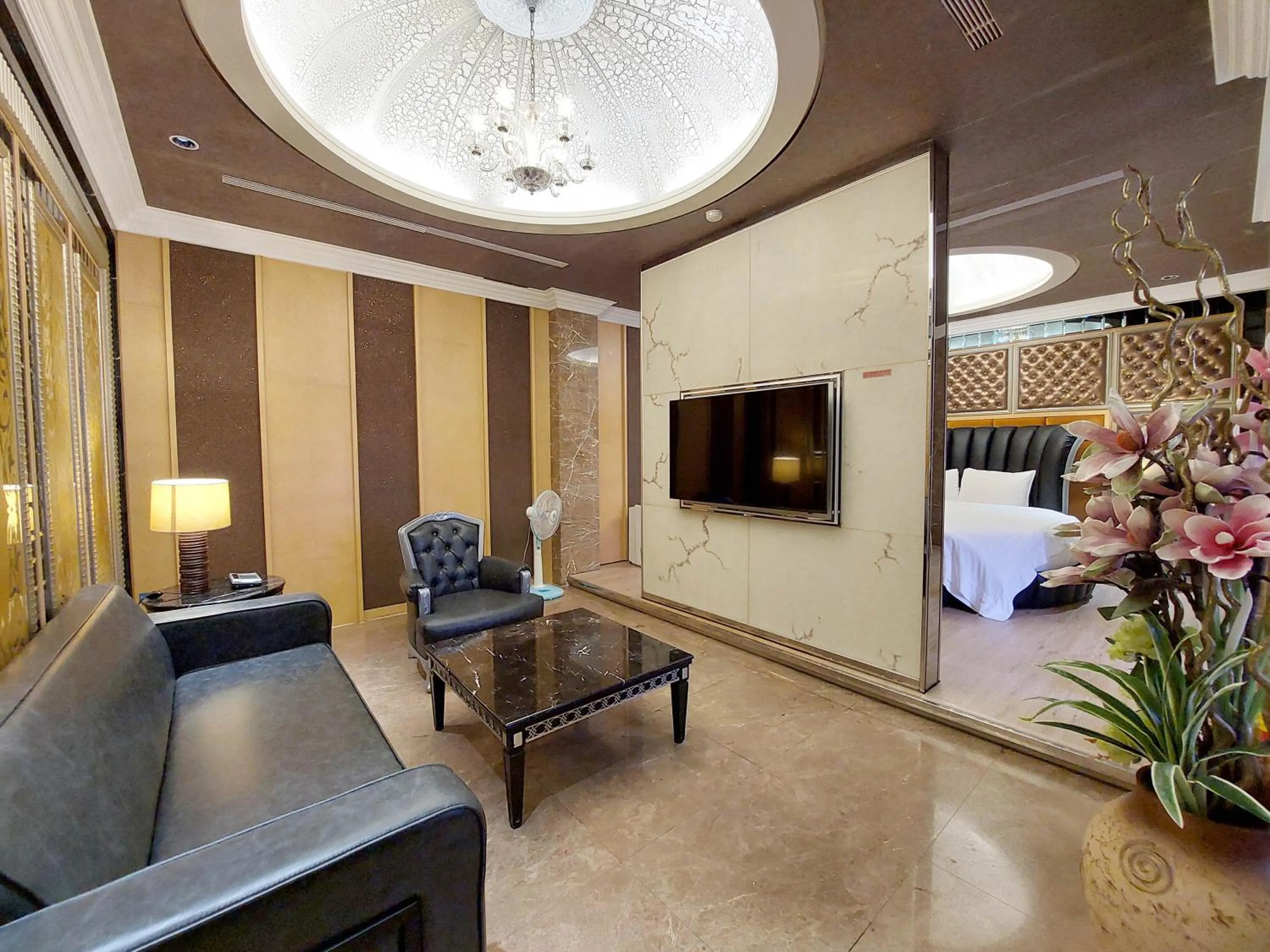 TV and multimedia in Elysees Motel