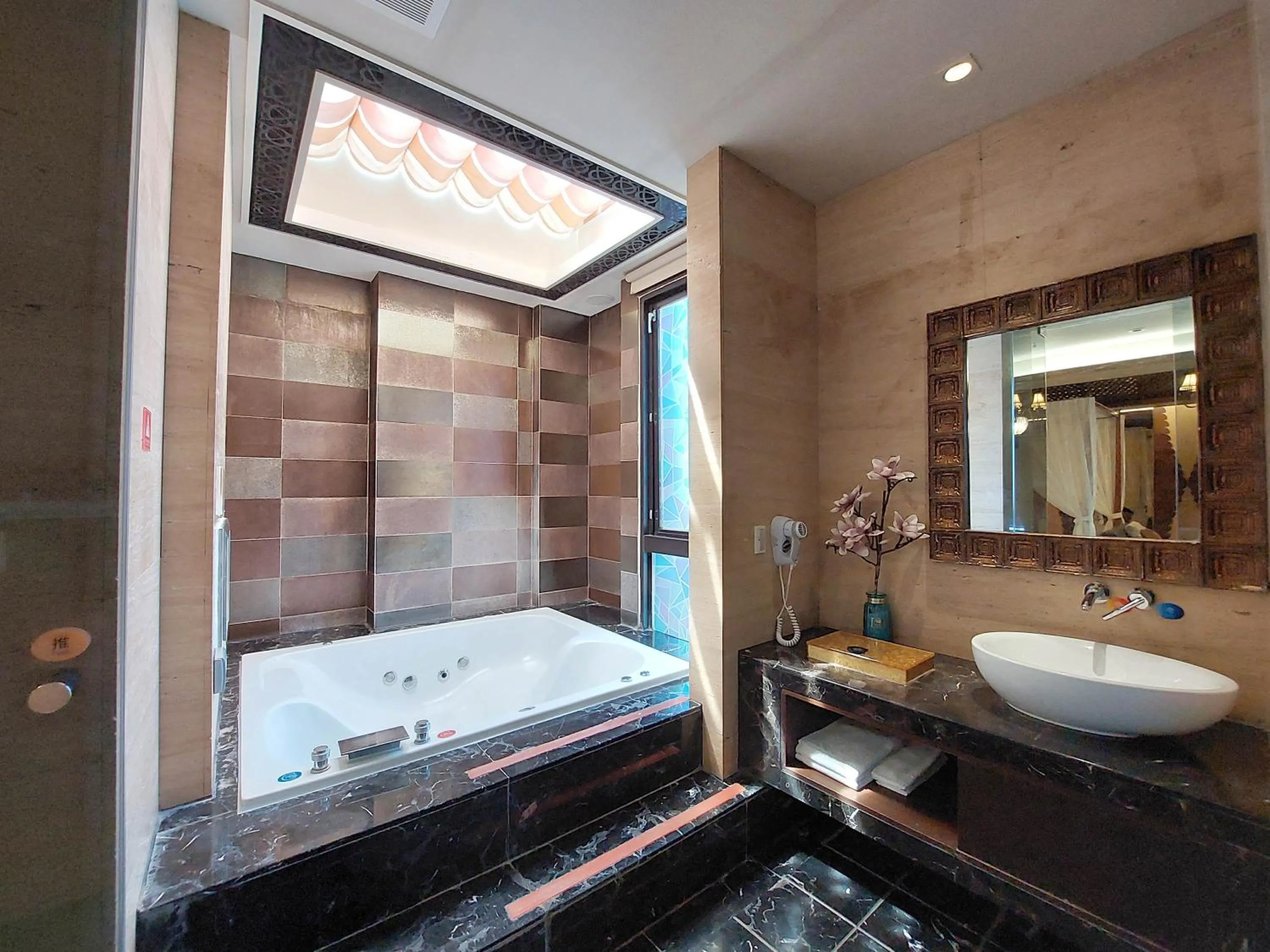 Bathroom in Elysees Motel