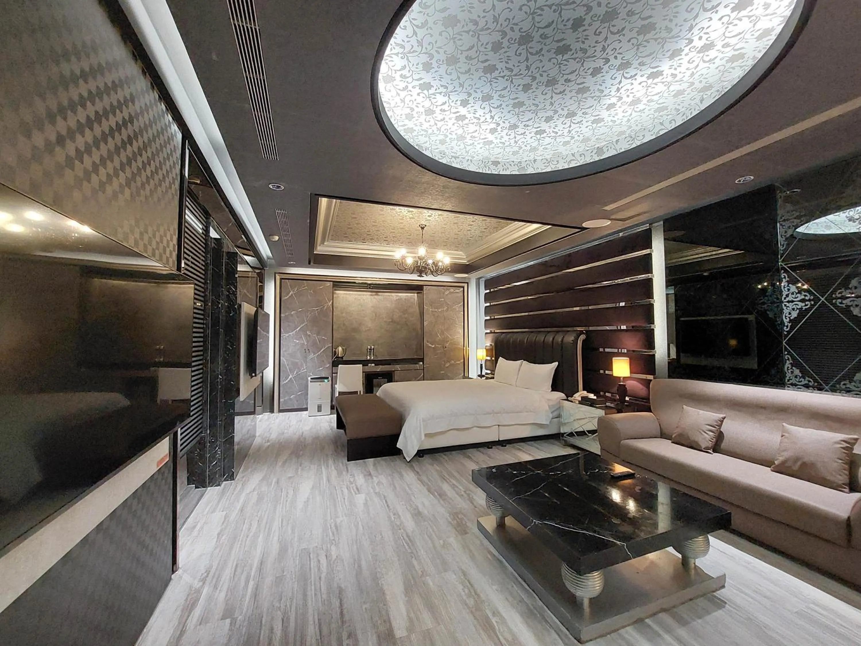 TV and multimedia in Elysees Motel