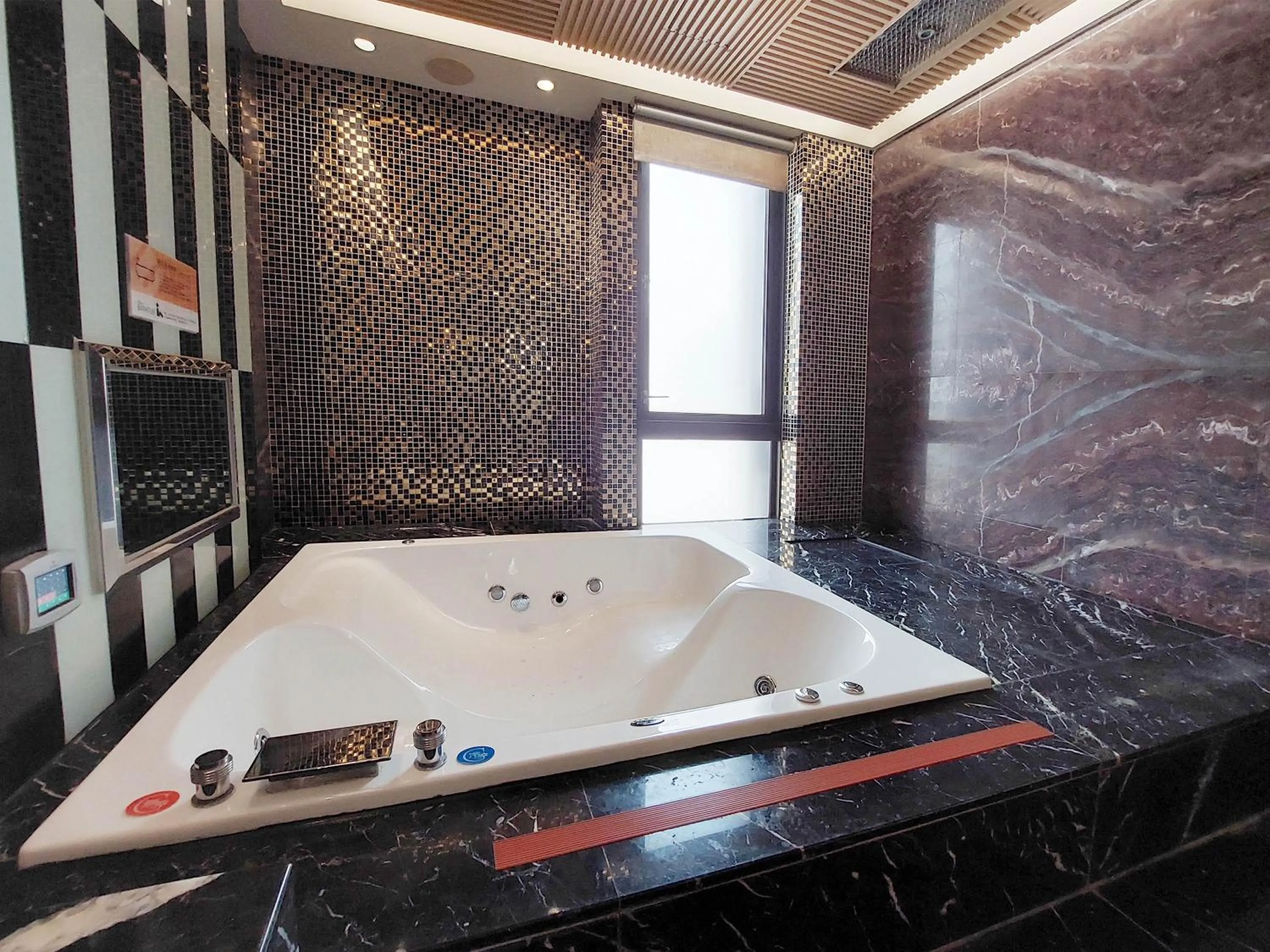 Bathroom in Elysees Motel