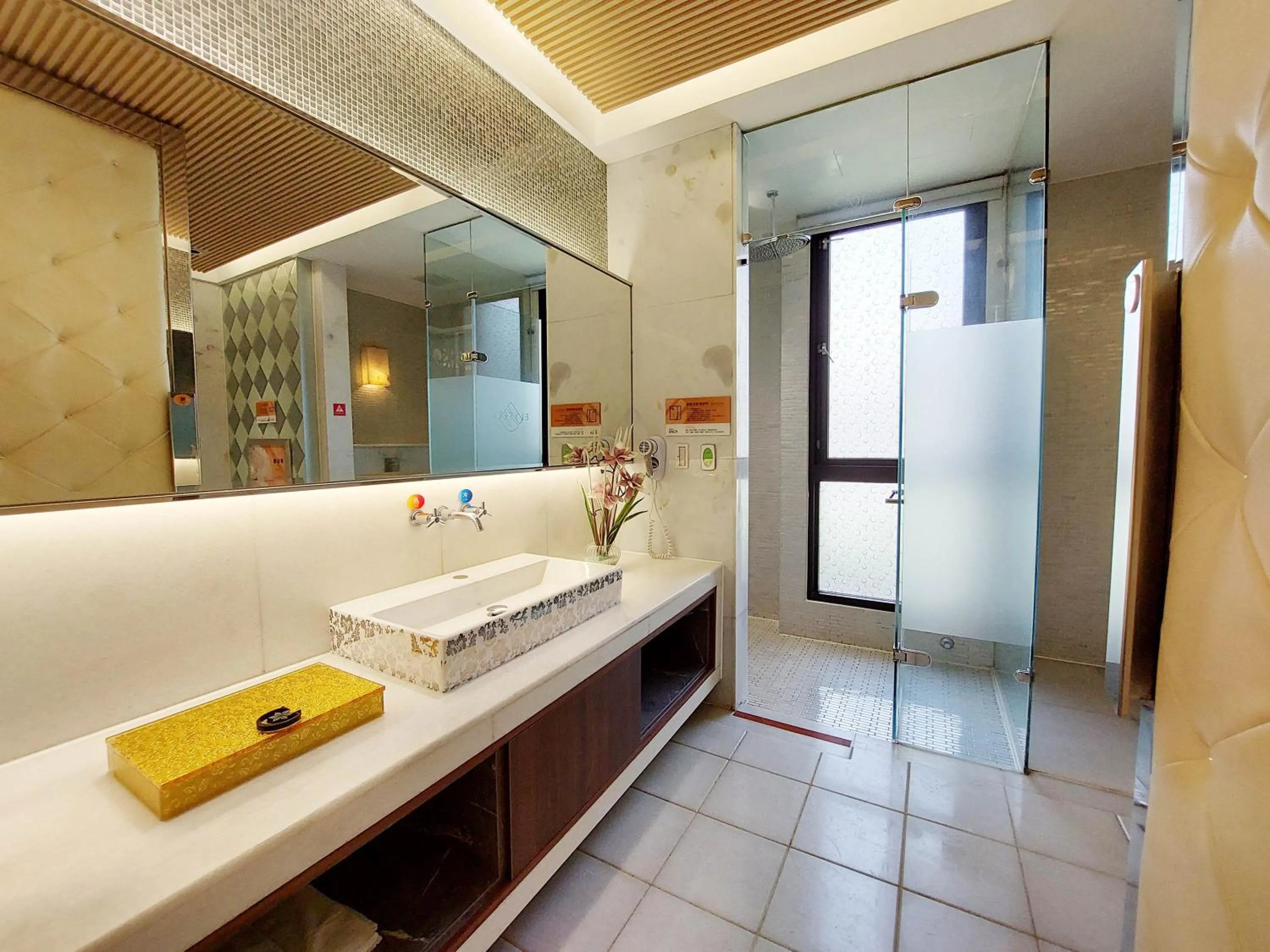 Shower in Elysees Motel