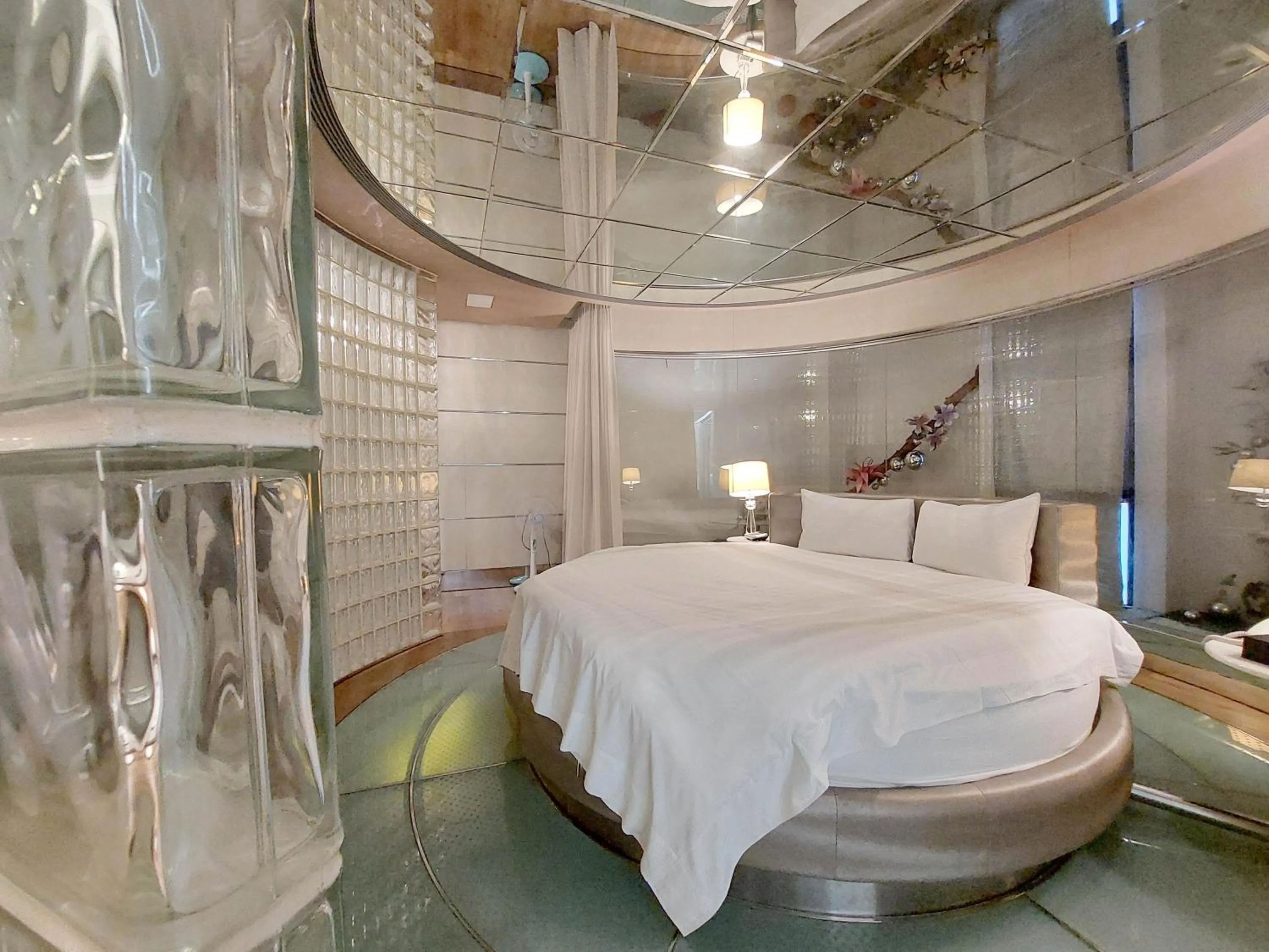 Photo of the whole room, Bed in Elysees Motel