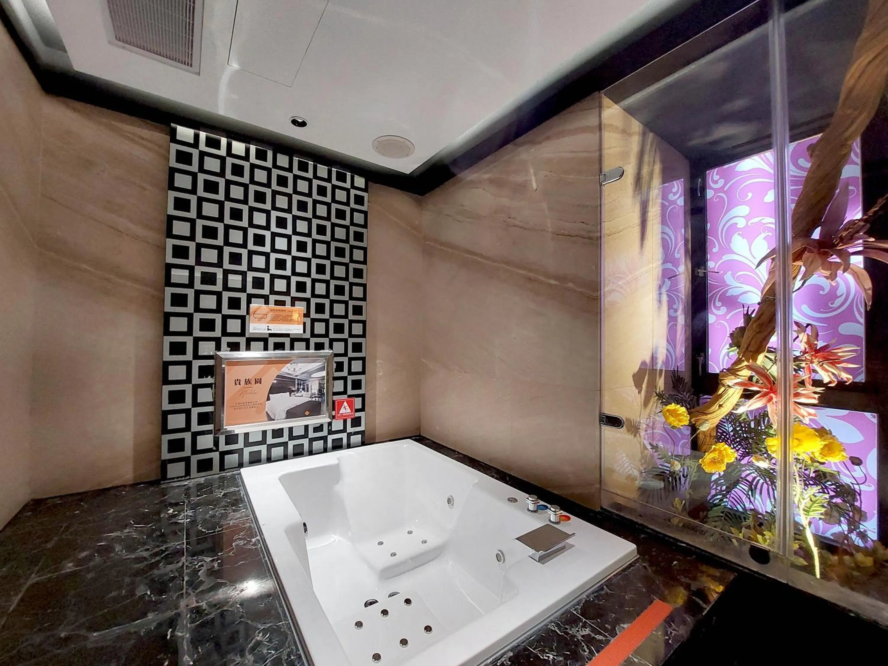 Bathroom in Elysees Motel