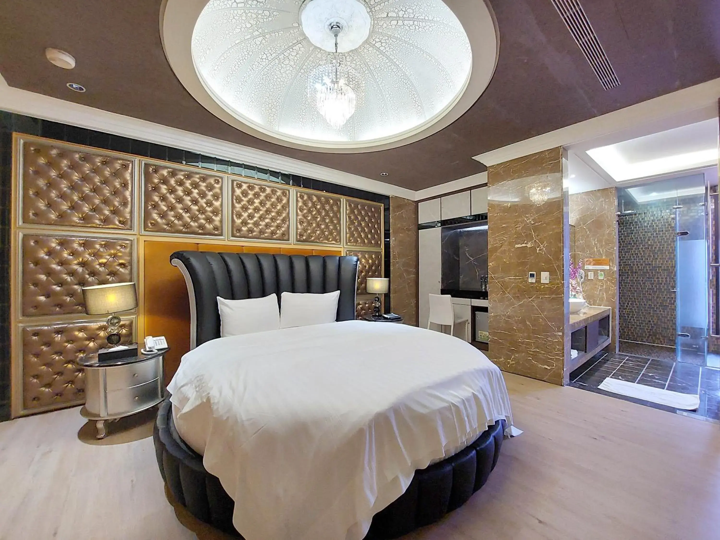 Bed in Elysees Motel Bed in Elysees Motel