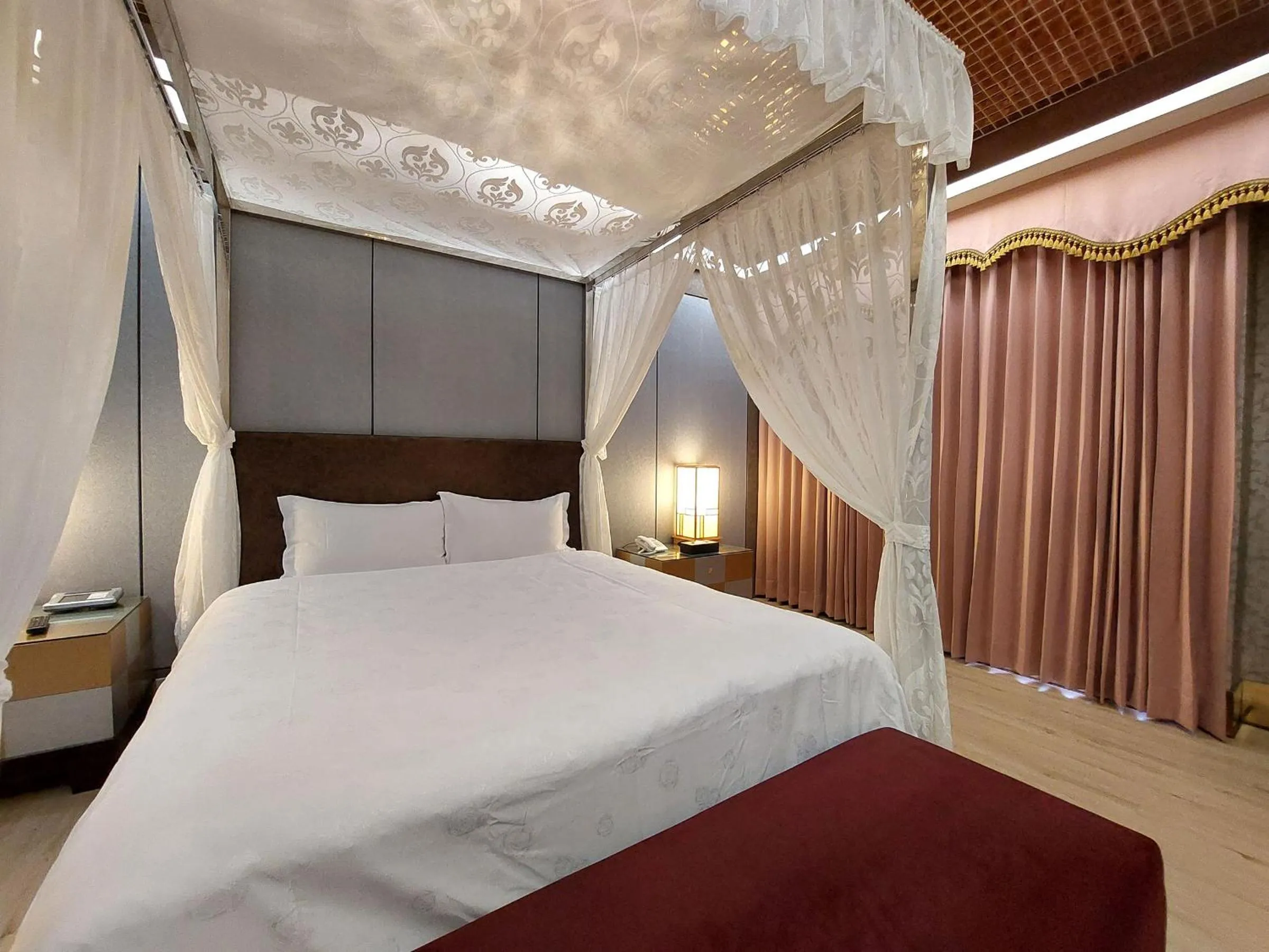 Bed in Elysees Motel