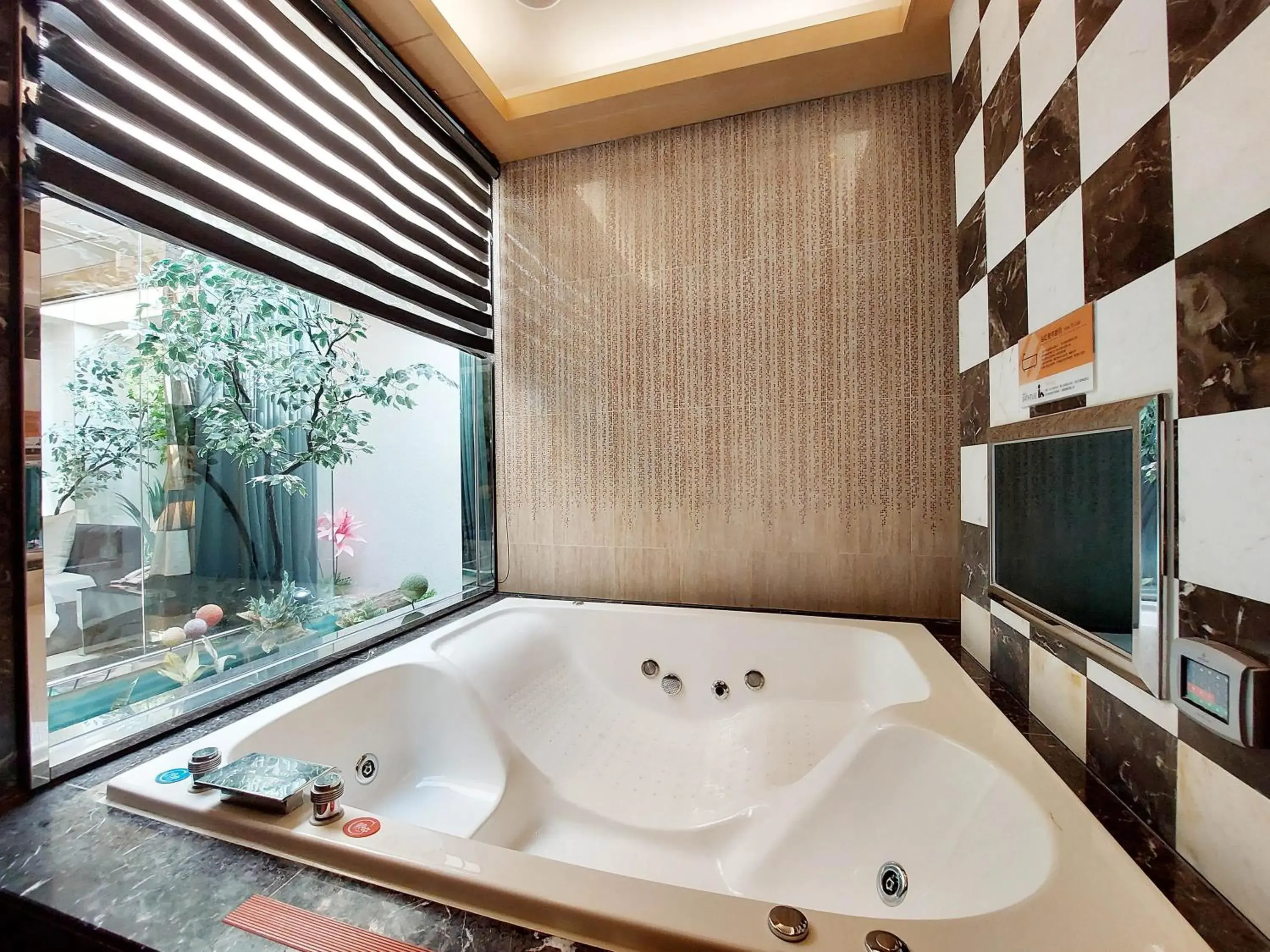 Bathroom in Elysees Motel Bathroom in Elysees Motel