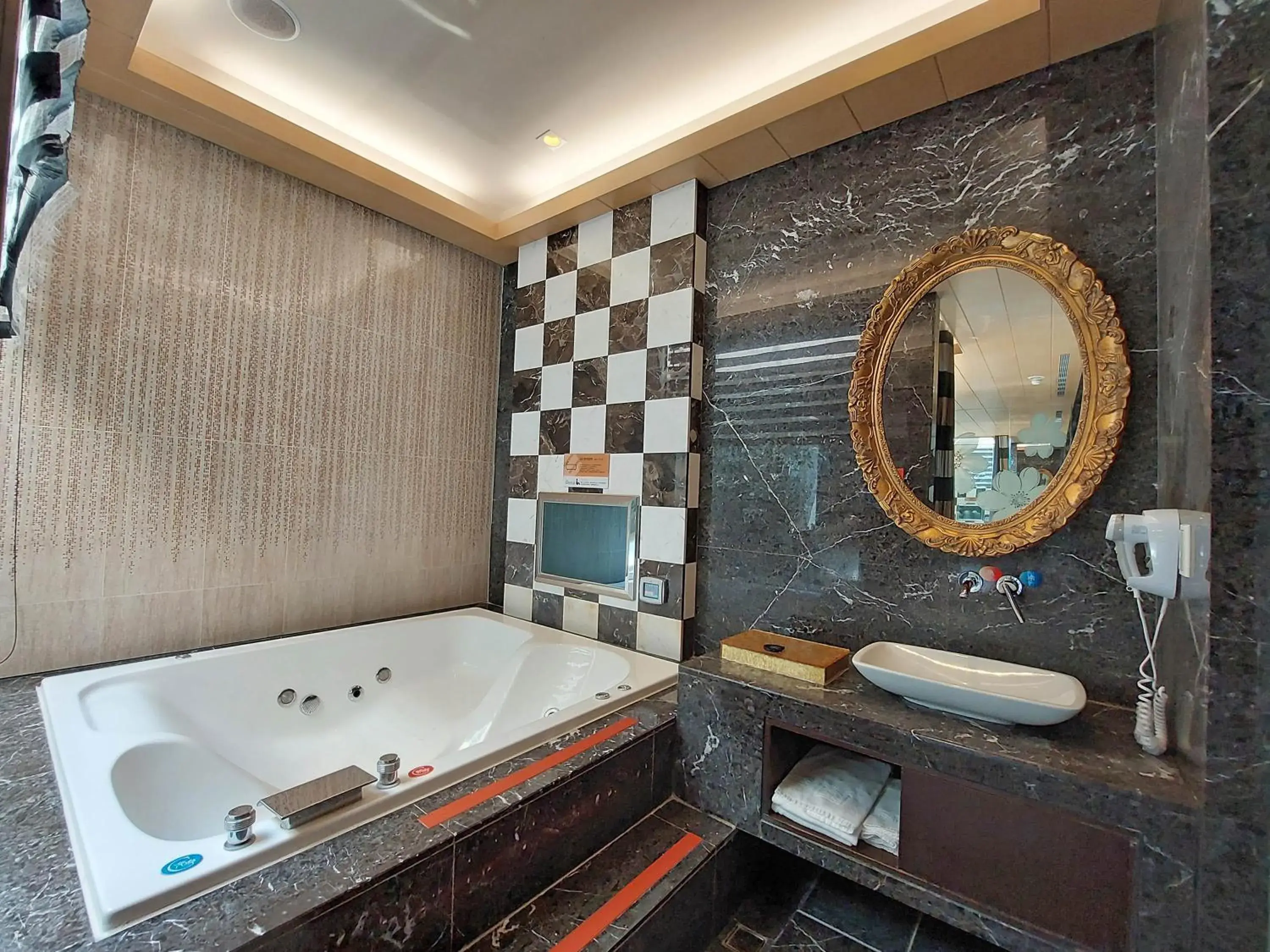 Bathroom in Elysees Motel Bathroom in Elysees Motel