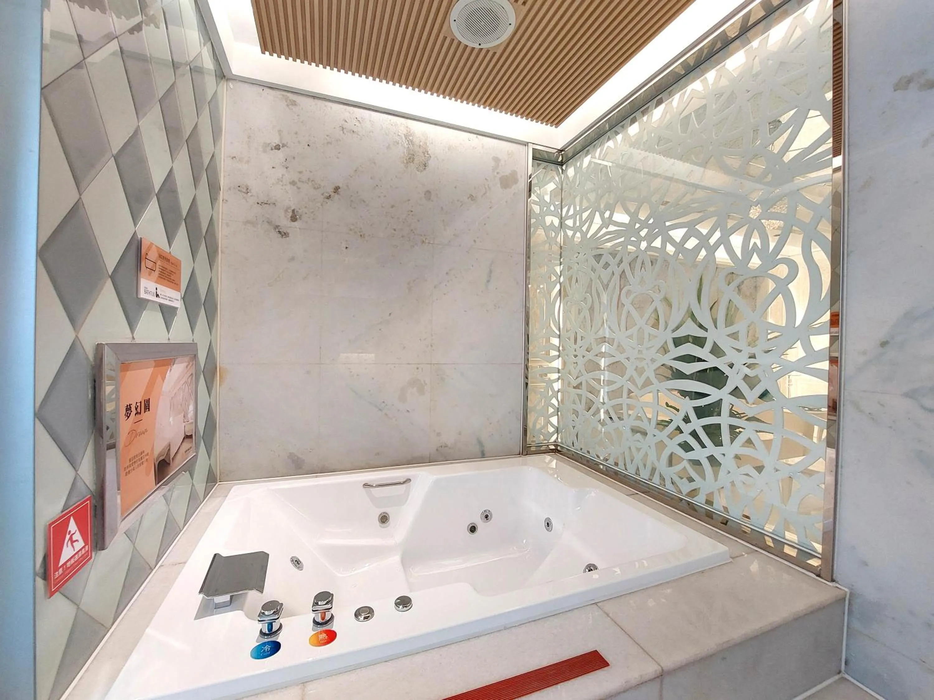 Bathroom in Elysees Motel