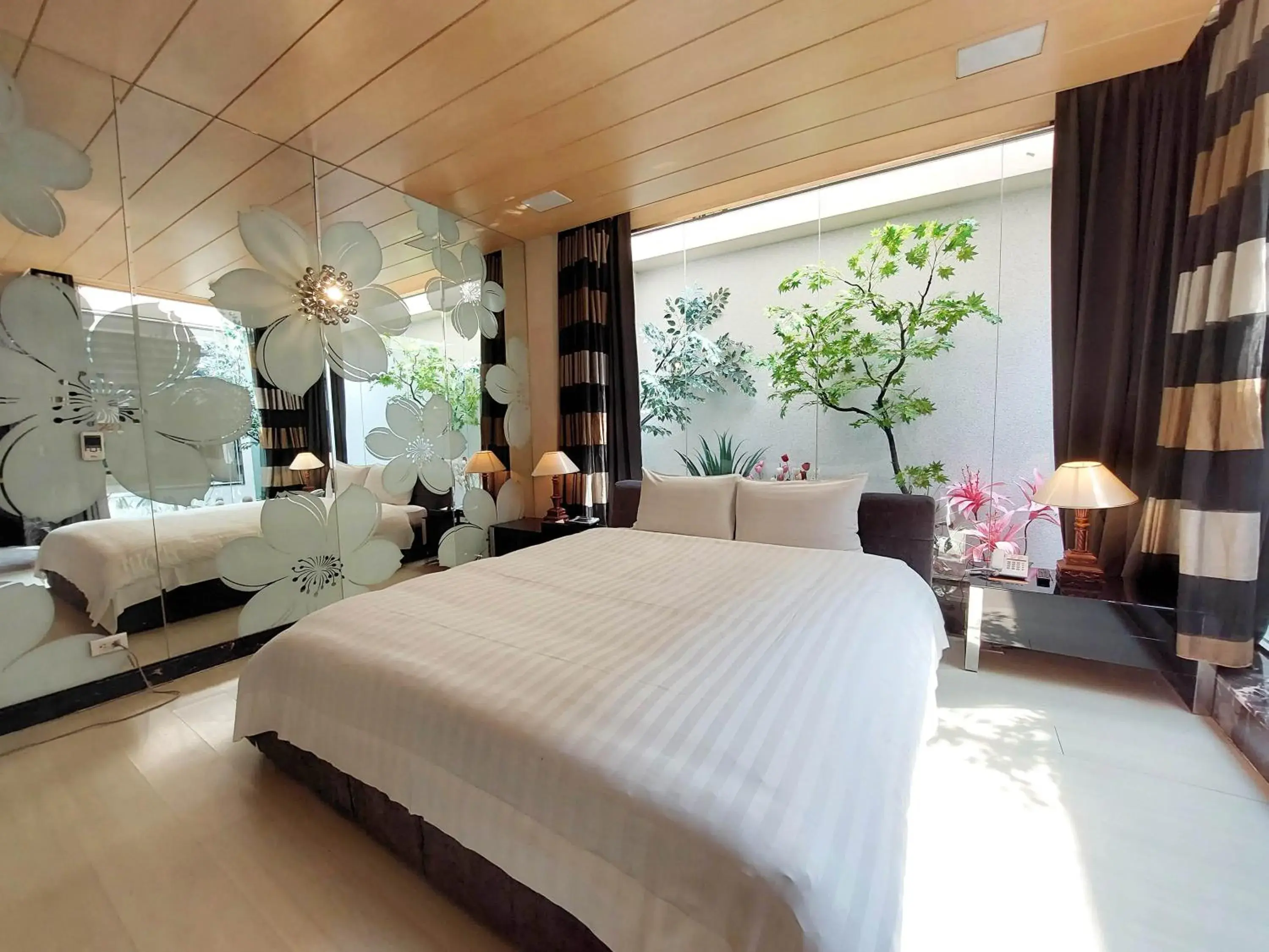 Bed in Elysees Motel Bed in Elysees Motel