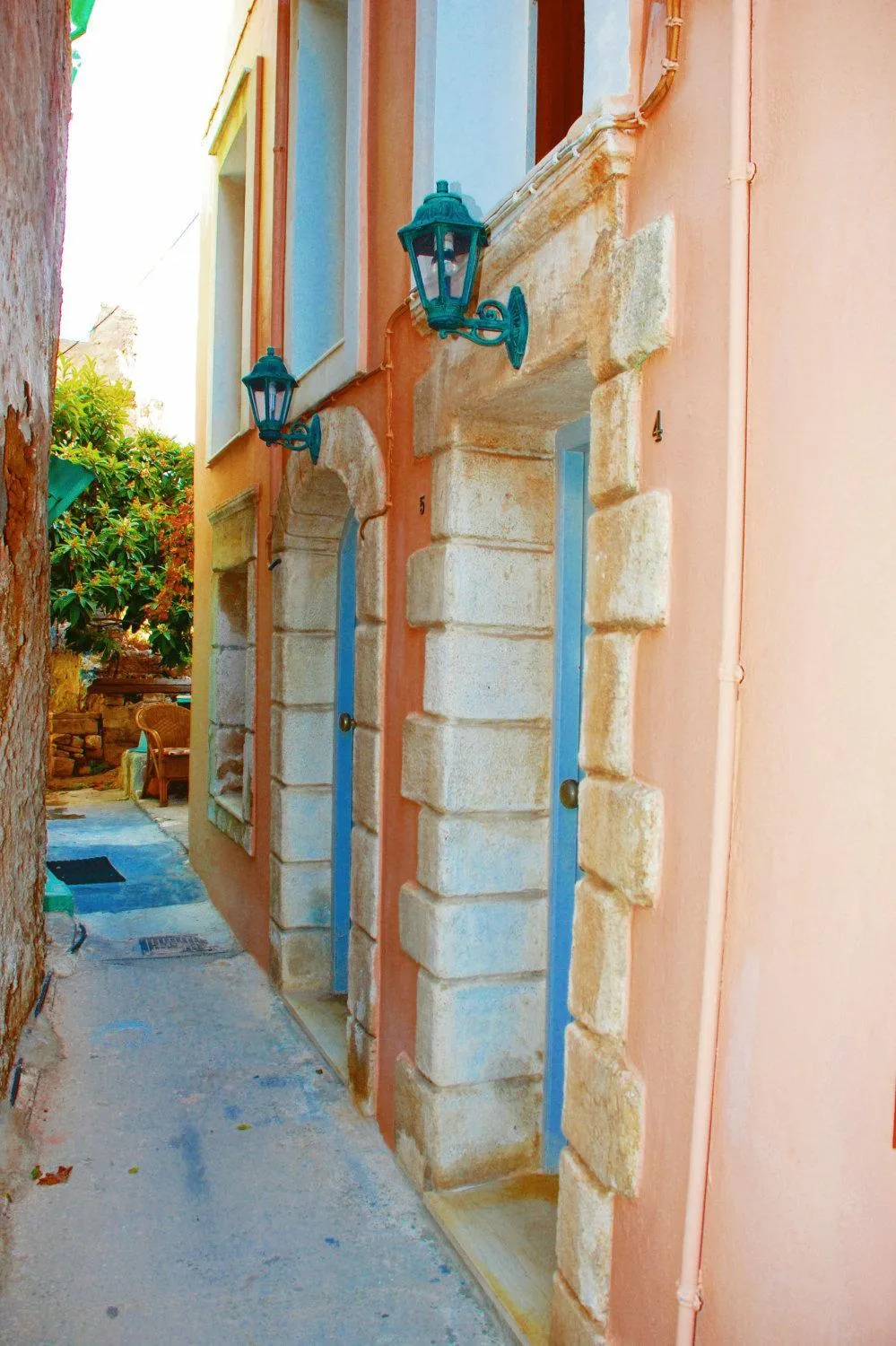 Facade/entrance in KasteliSuites