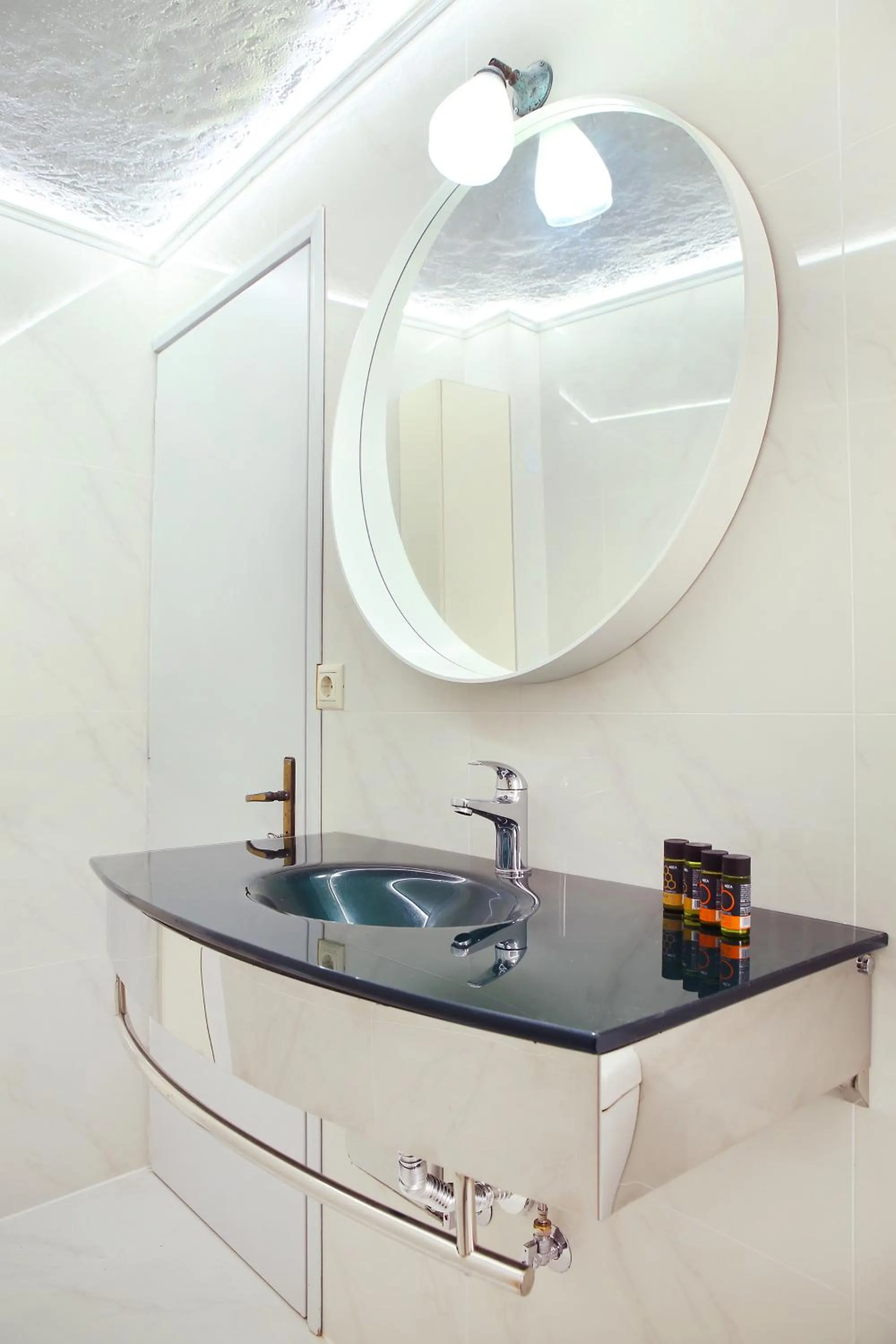 Bathroom in KasteliSuites