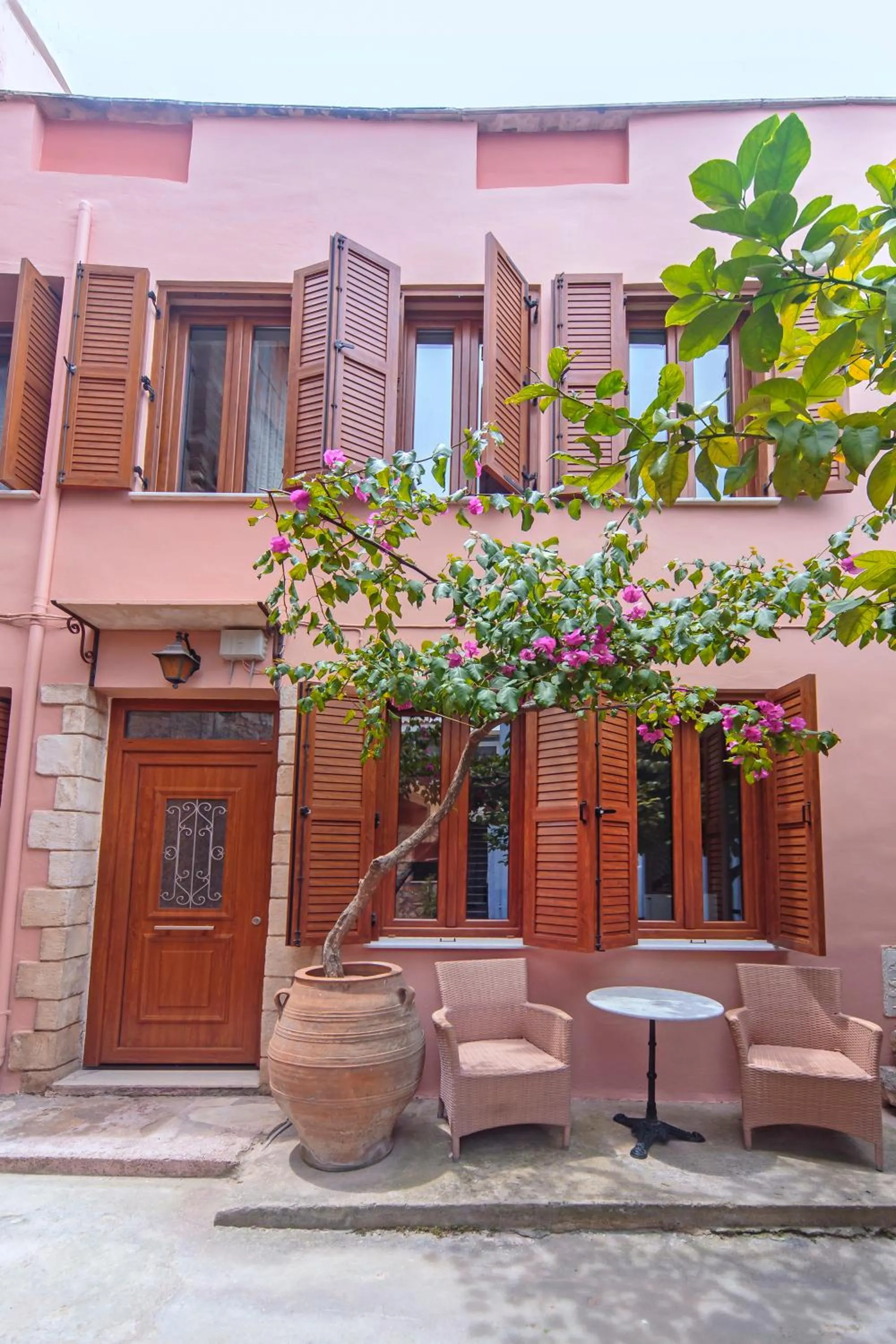 Facade/entrance in KasteliSuites