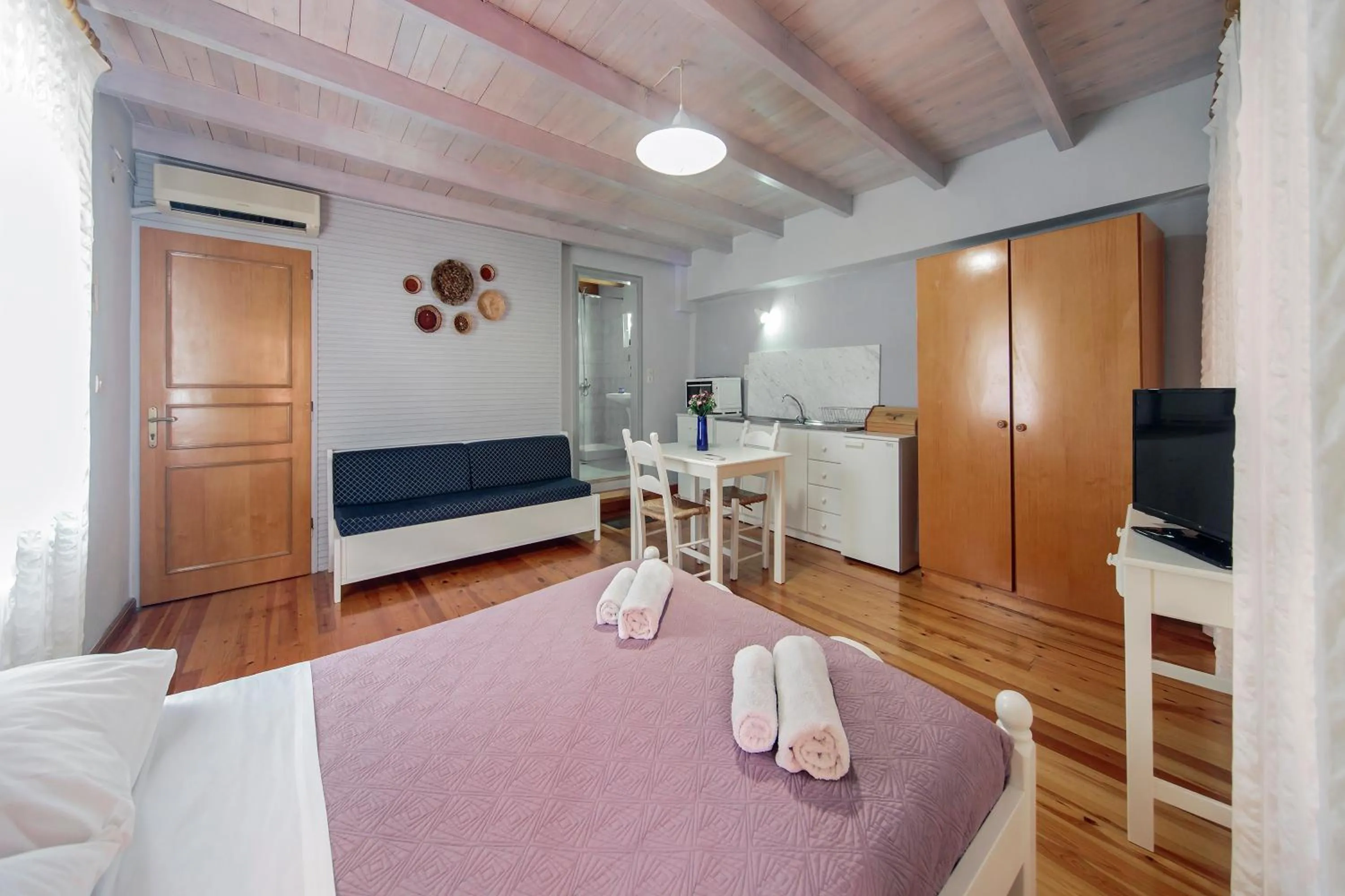 Photo of the whole room in KasteliSuites