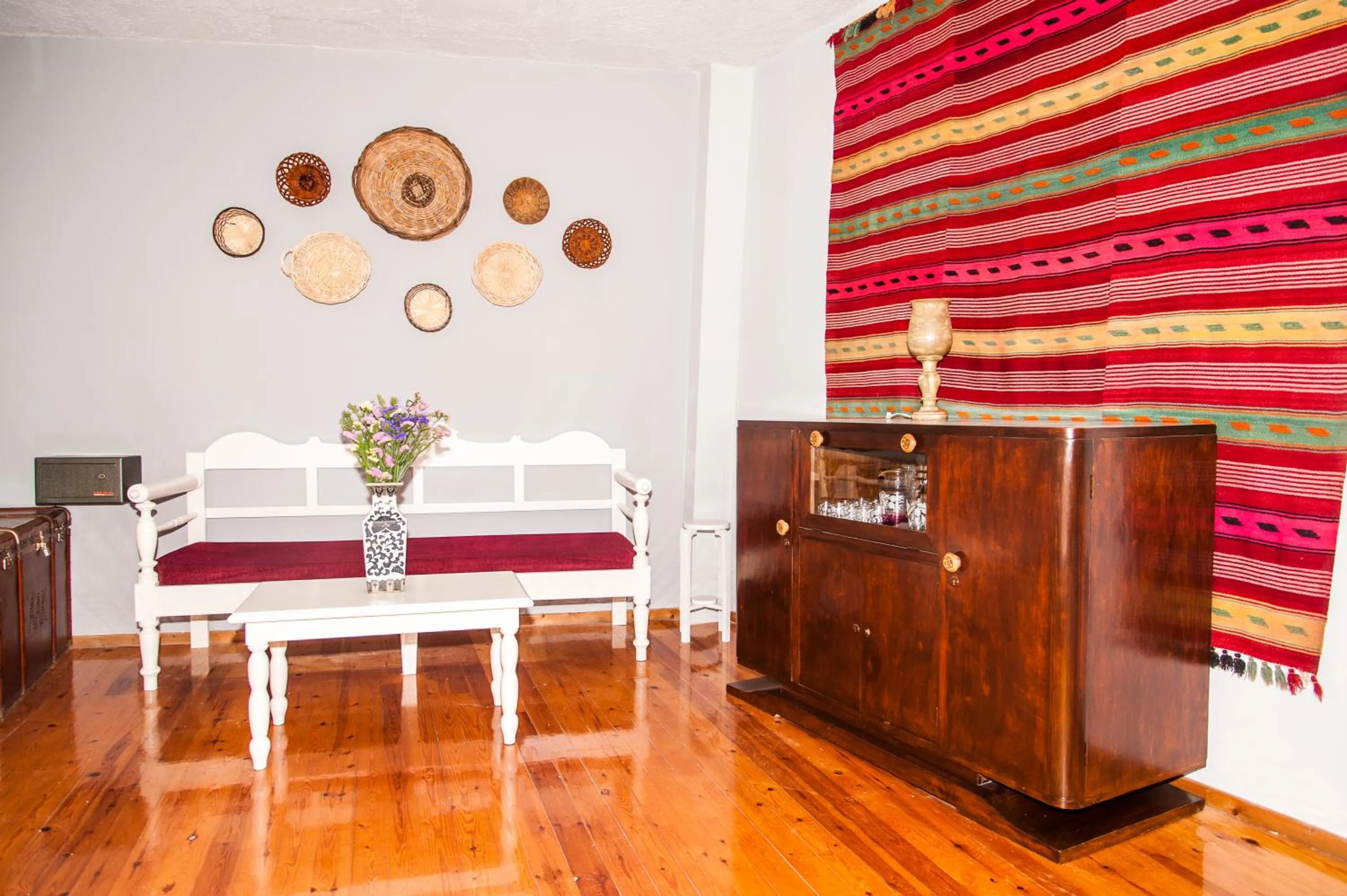 Dining area in KasteliSuites