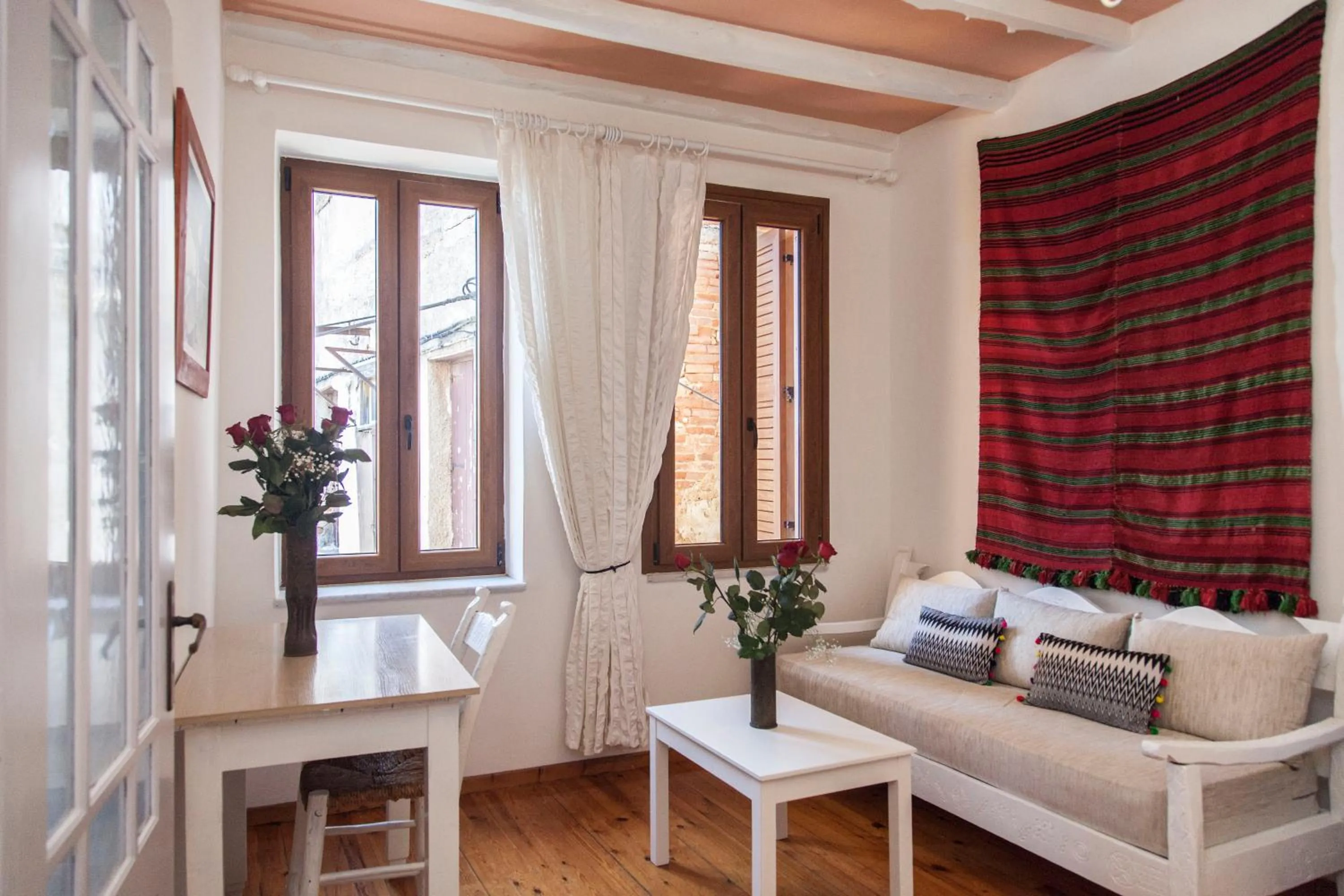 Dining area in KasteliSuites