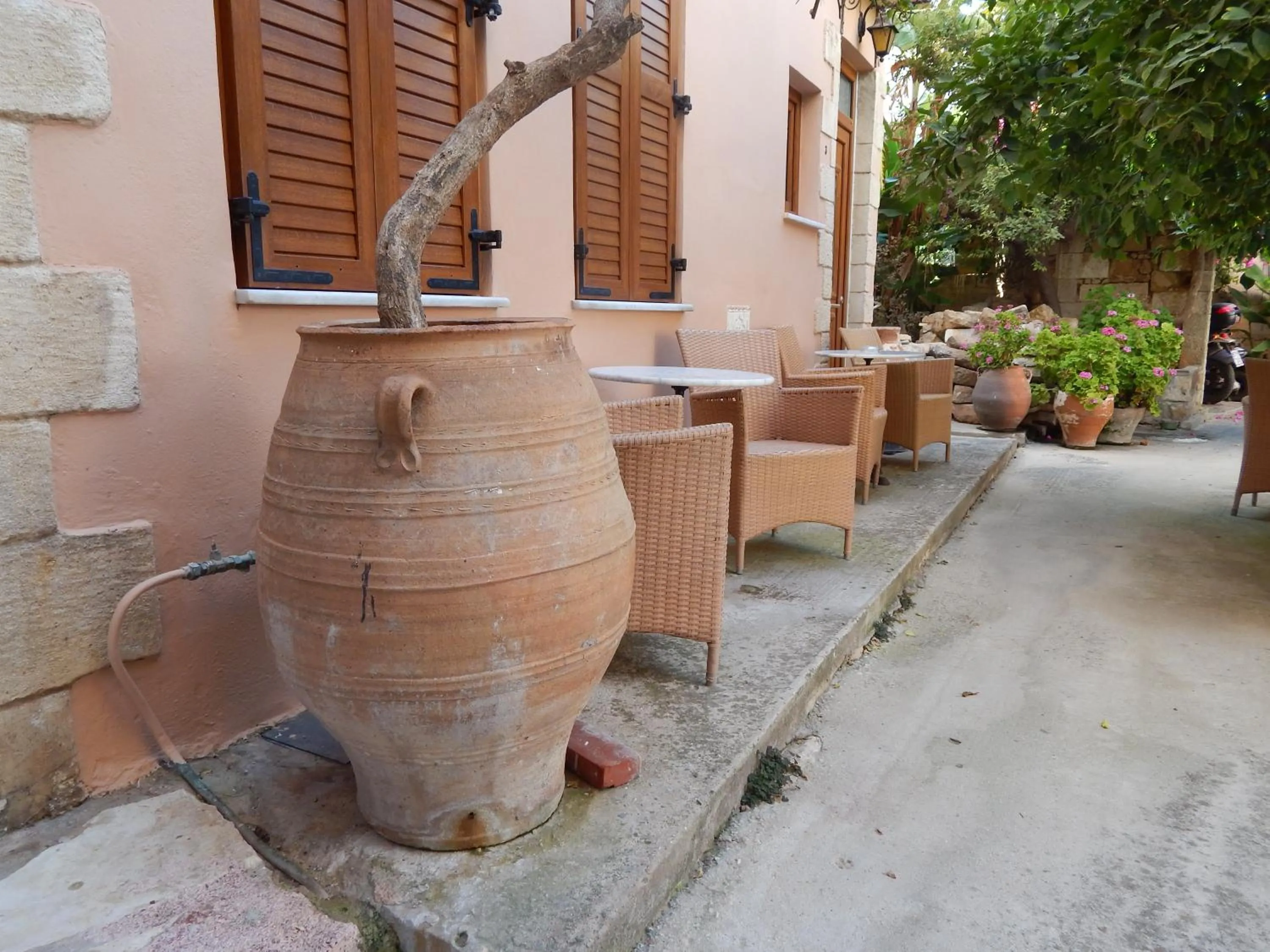 Facade/entrance in KasteliSuites