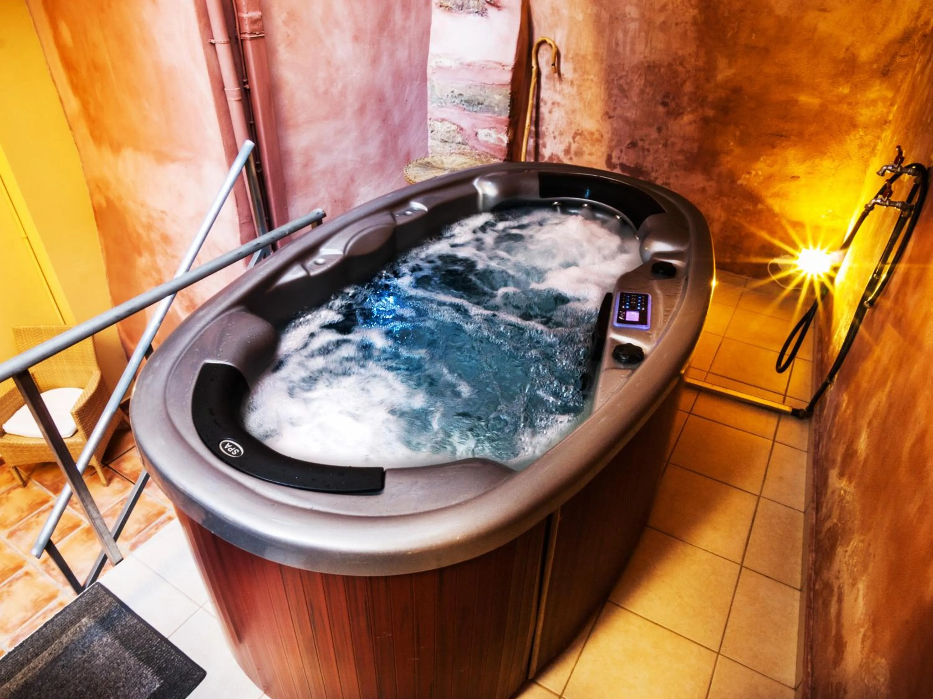 Hot Tub in KasteliSuites