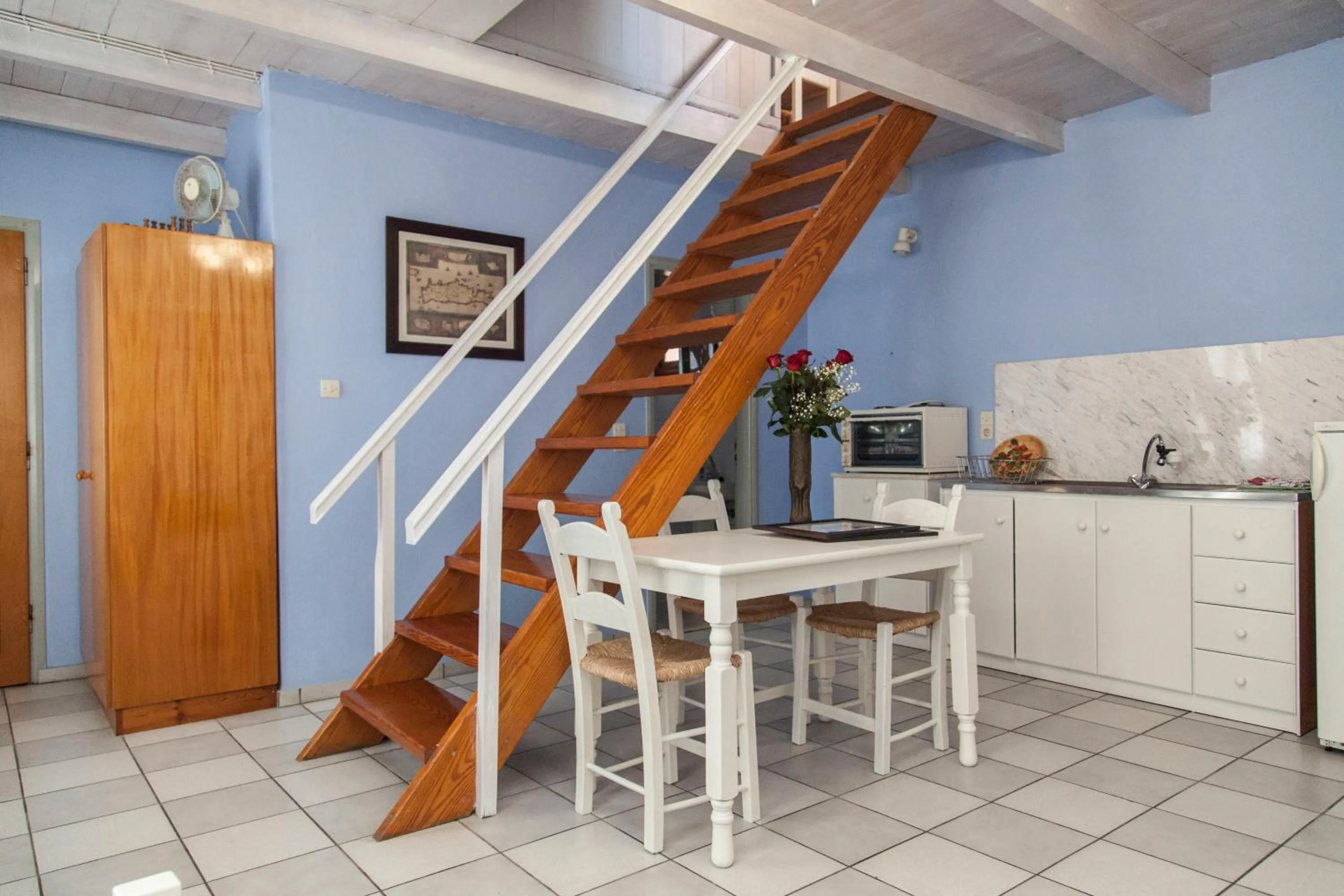 Dining area in KasteliSuites