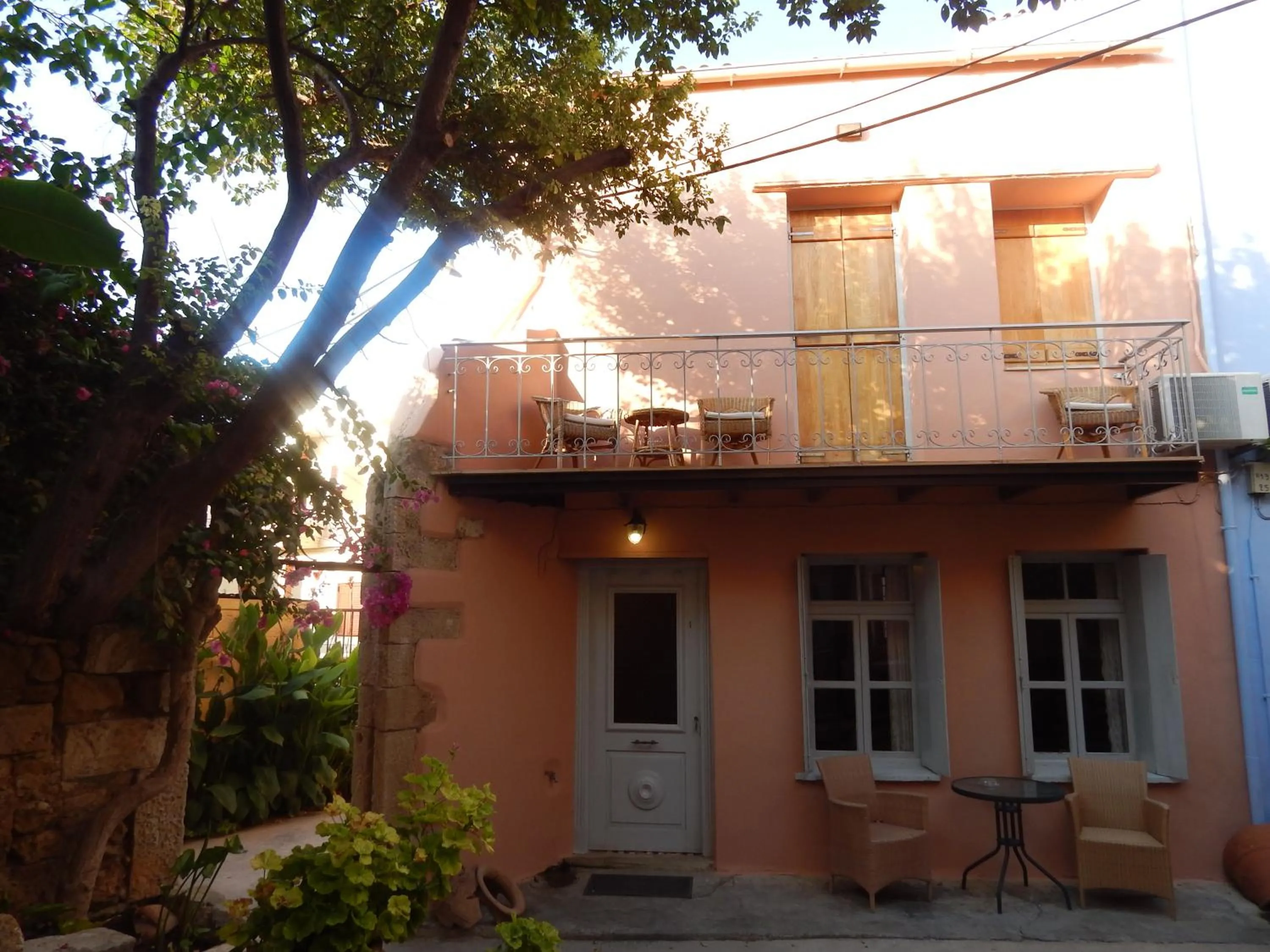 Facade/entrance in KasteliSuites