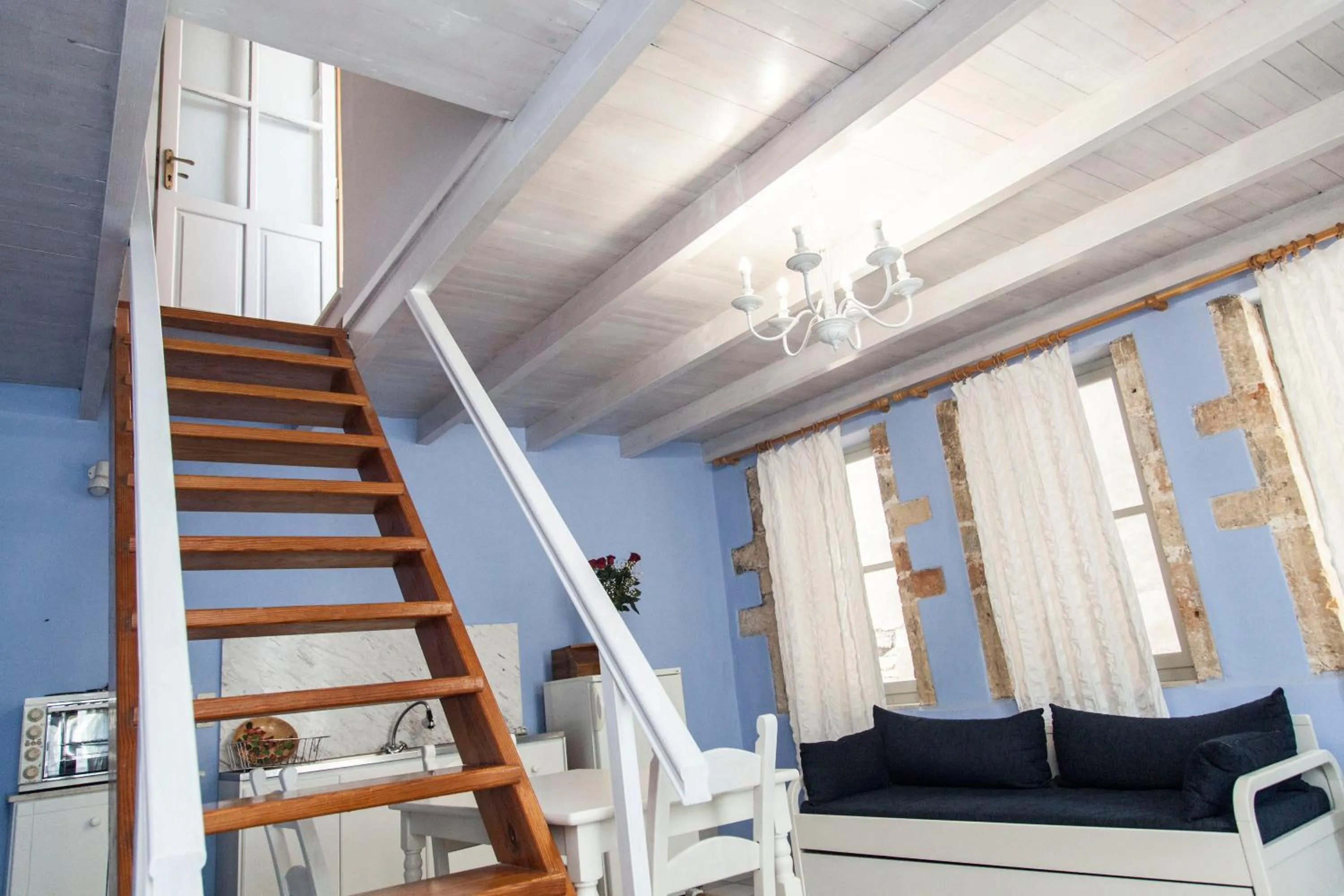 Dining area in KasteliSuites