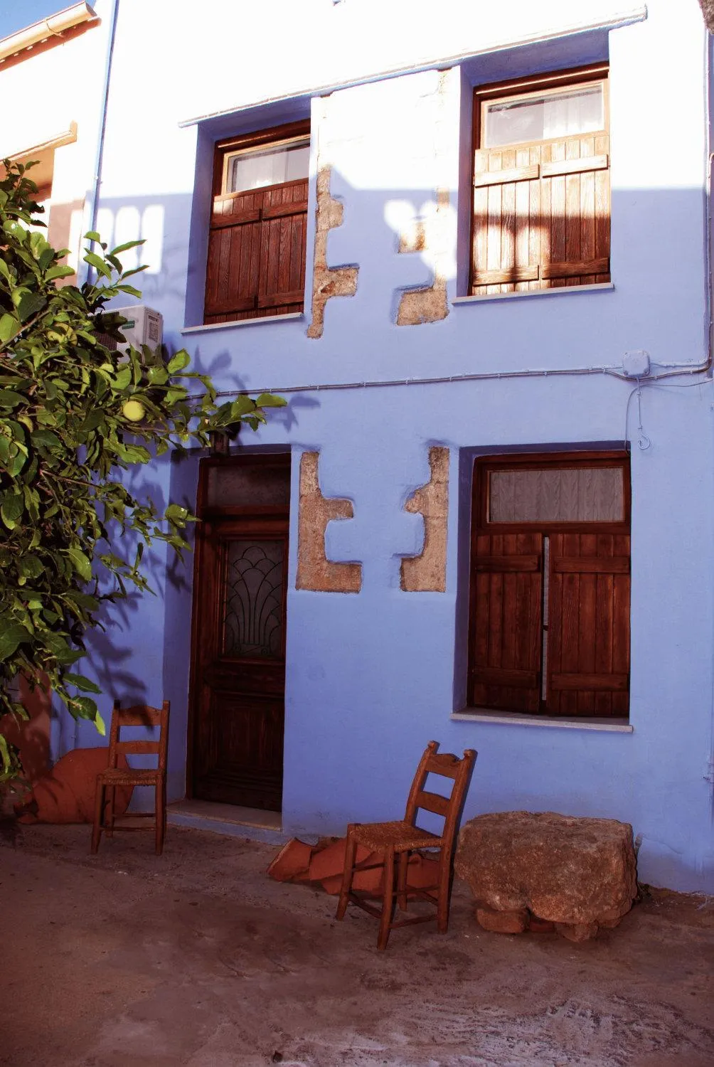 Facade/entrance in KasteliSuites