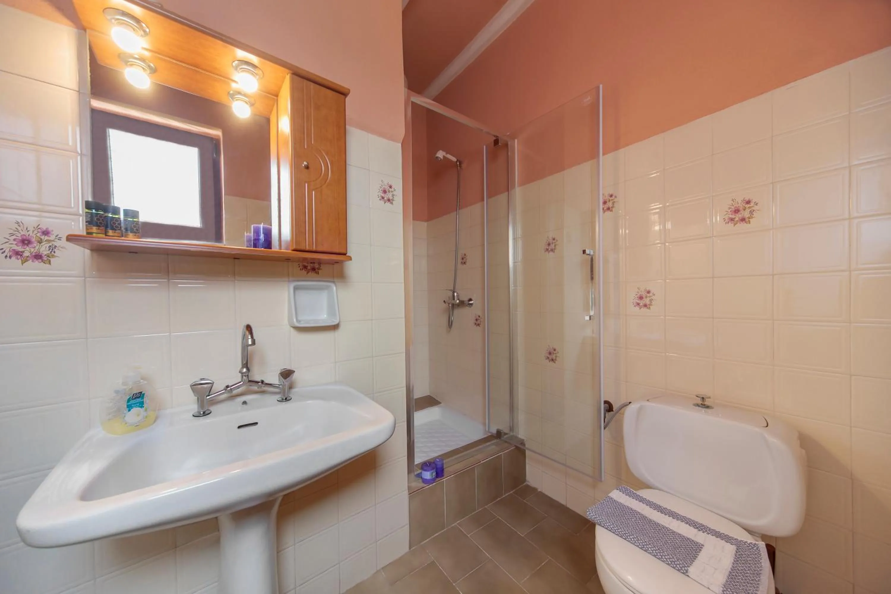 Bathroom in KasteliSuites