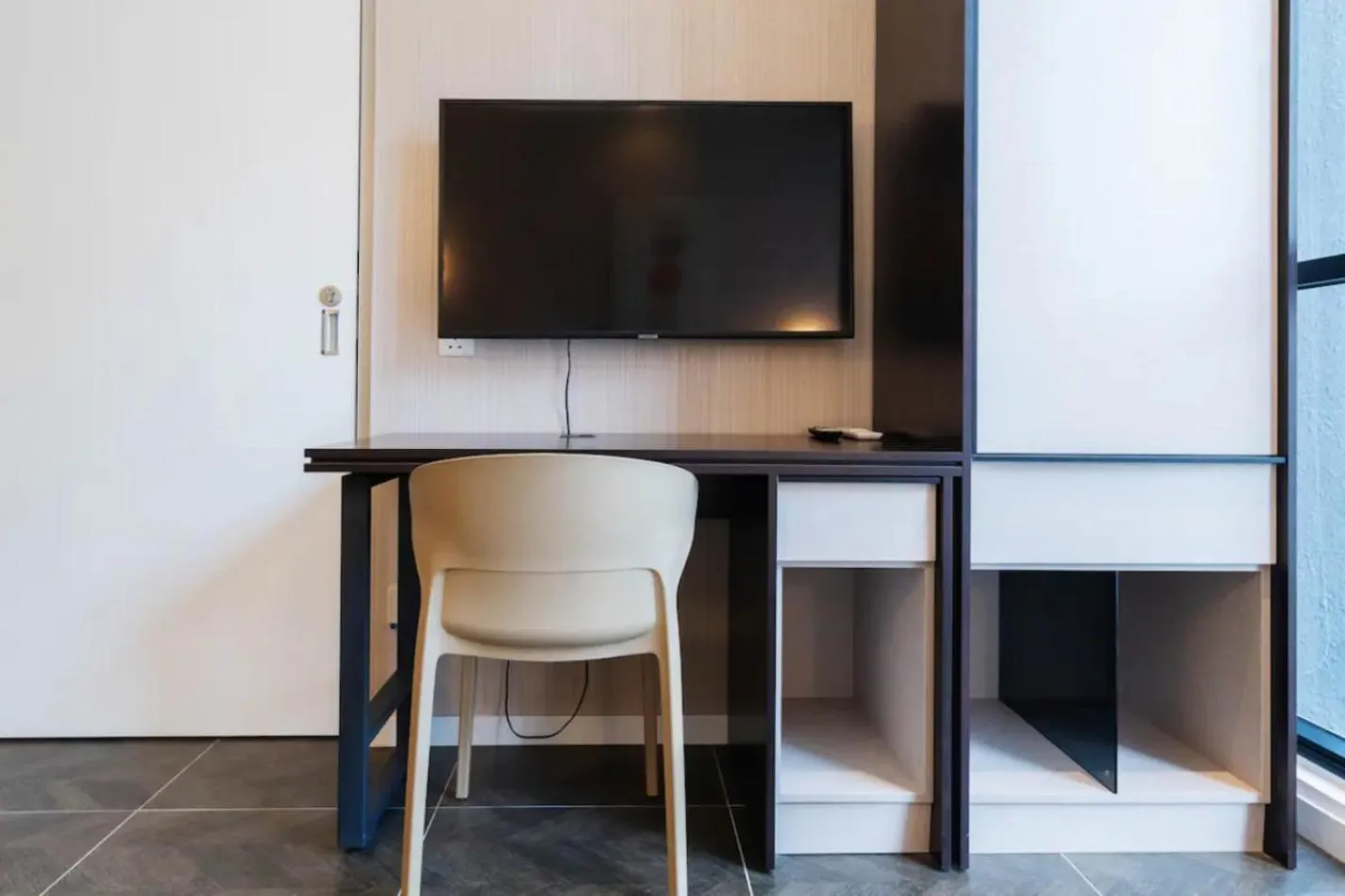 Communal lounge/ TV room in Scarletz Suites KLCC Twin Tower by Purple Orchid