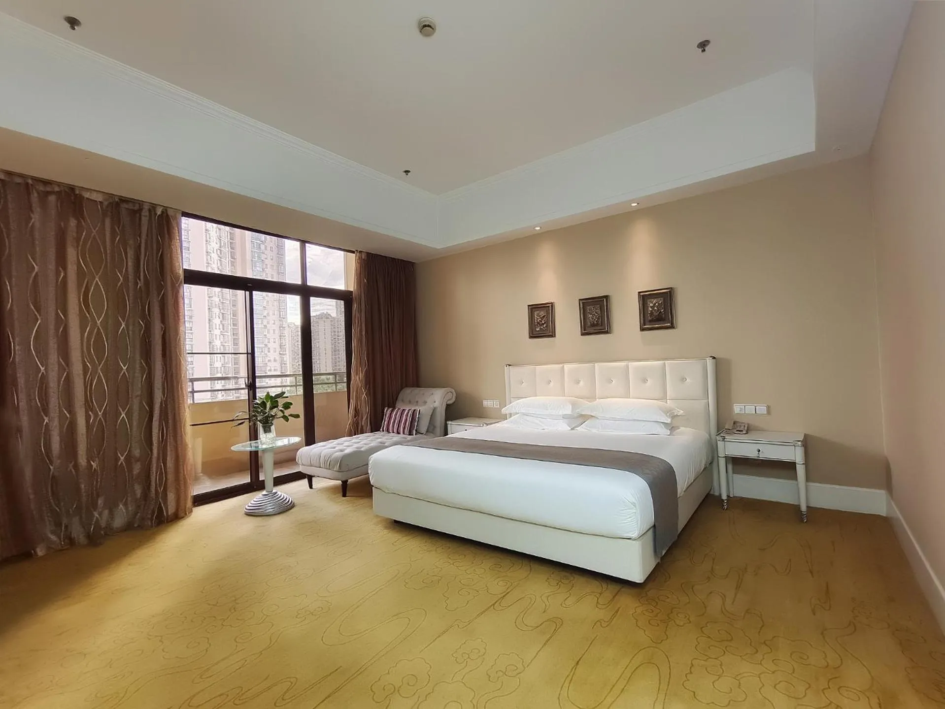 Bed in Suning Universal Hotel