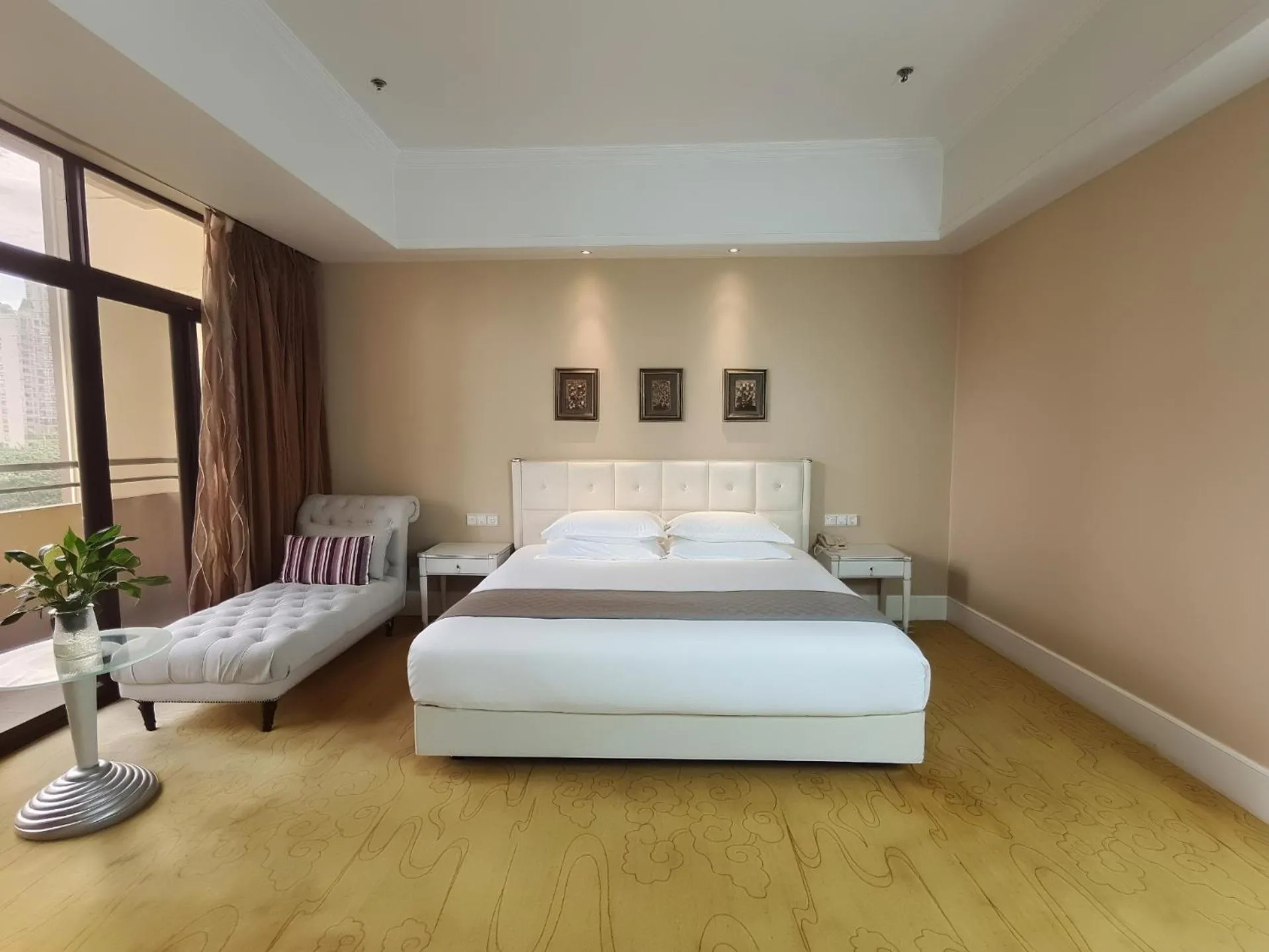 Bed in Suning Universal Hotel