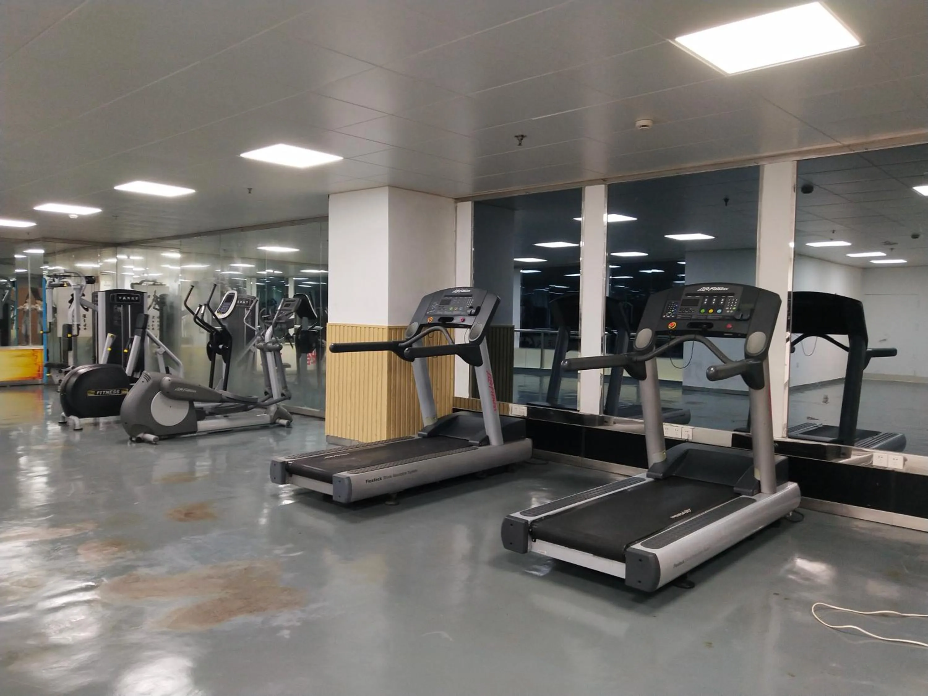 Fitness centre/facilities in Suning Universal Hotel