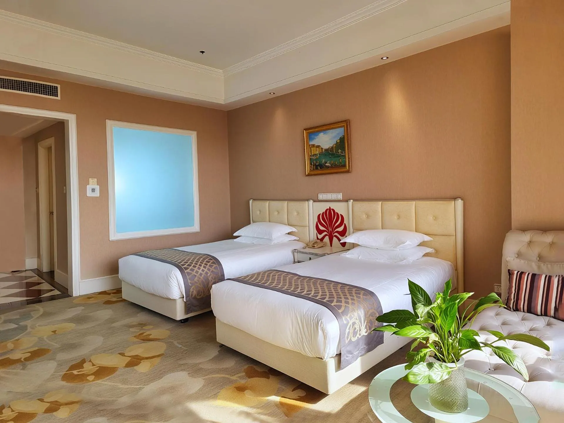 Living room, Bed in Suning Universal Hotel