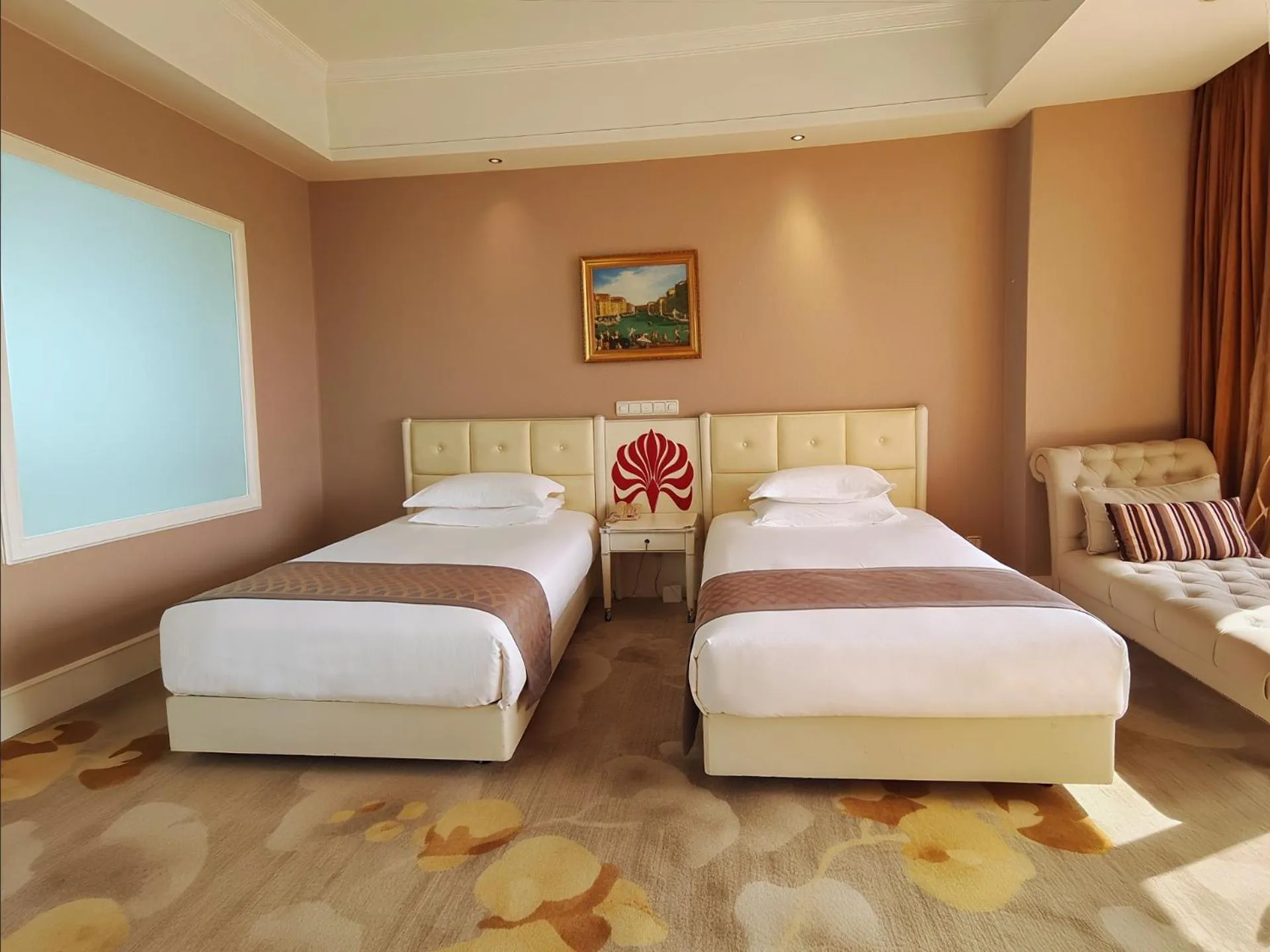 Bed in Suning Universal Hotel