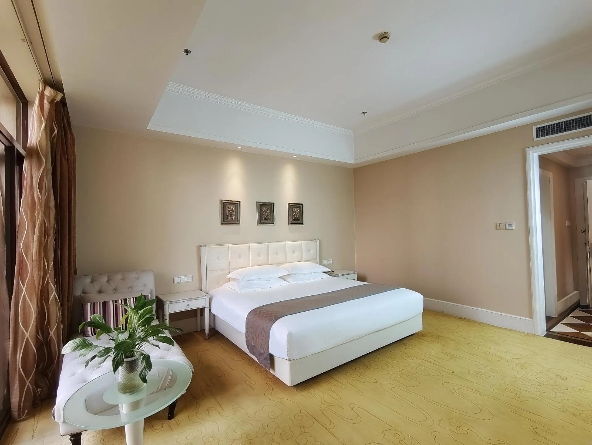 Bed in Suning Universal Hotel