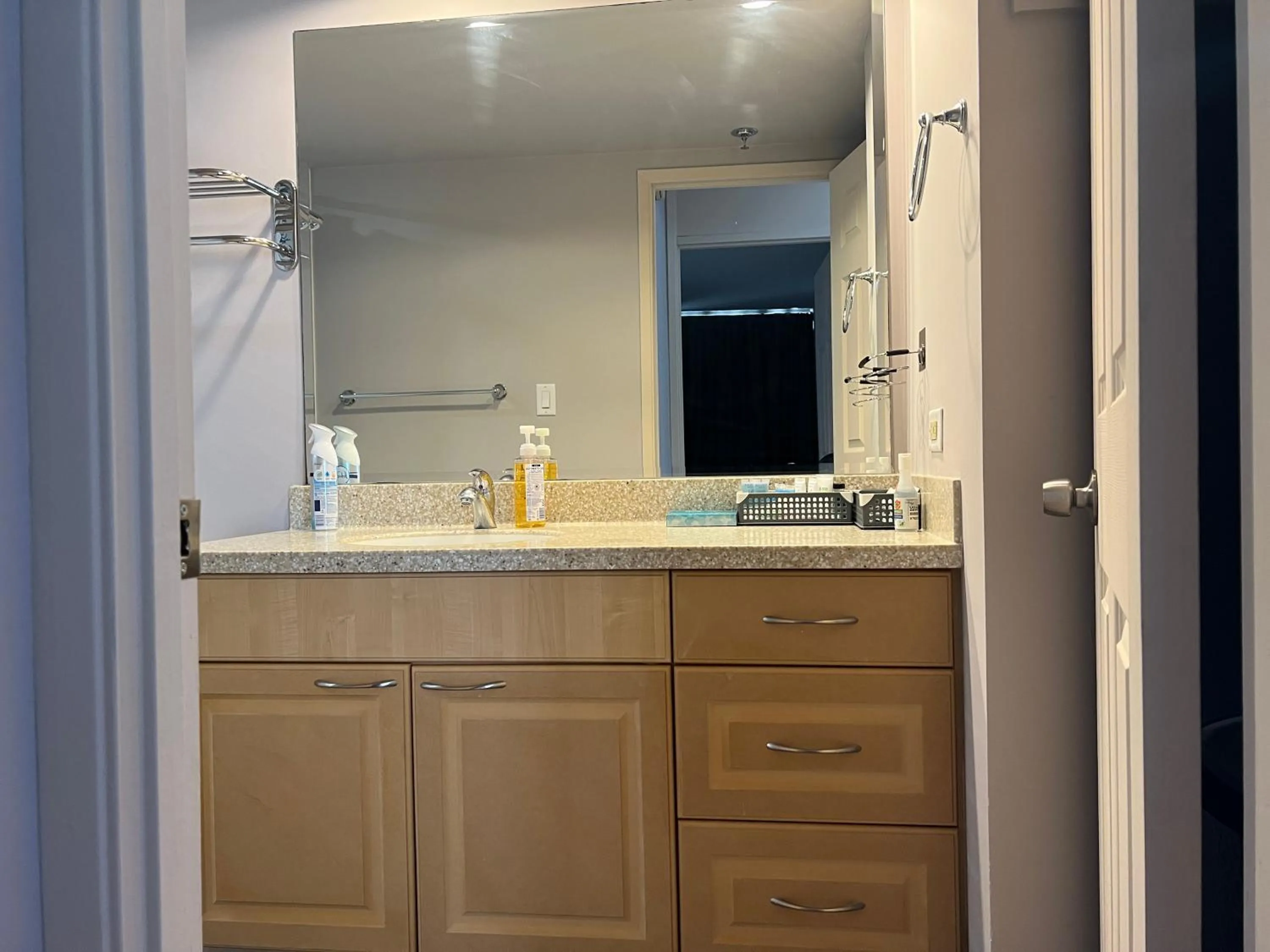 Bathroom in Waikiki Sunset