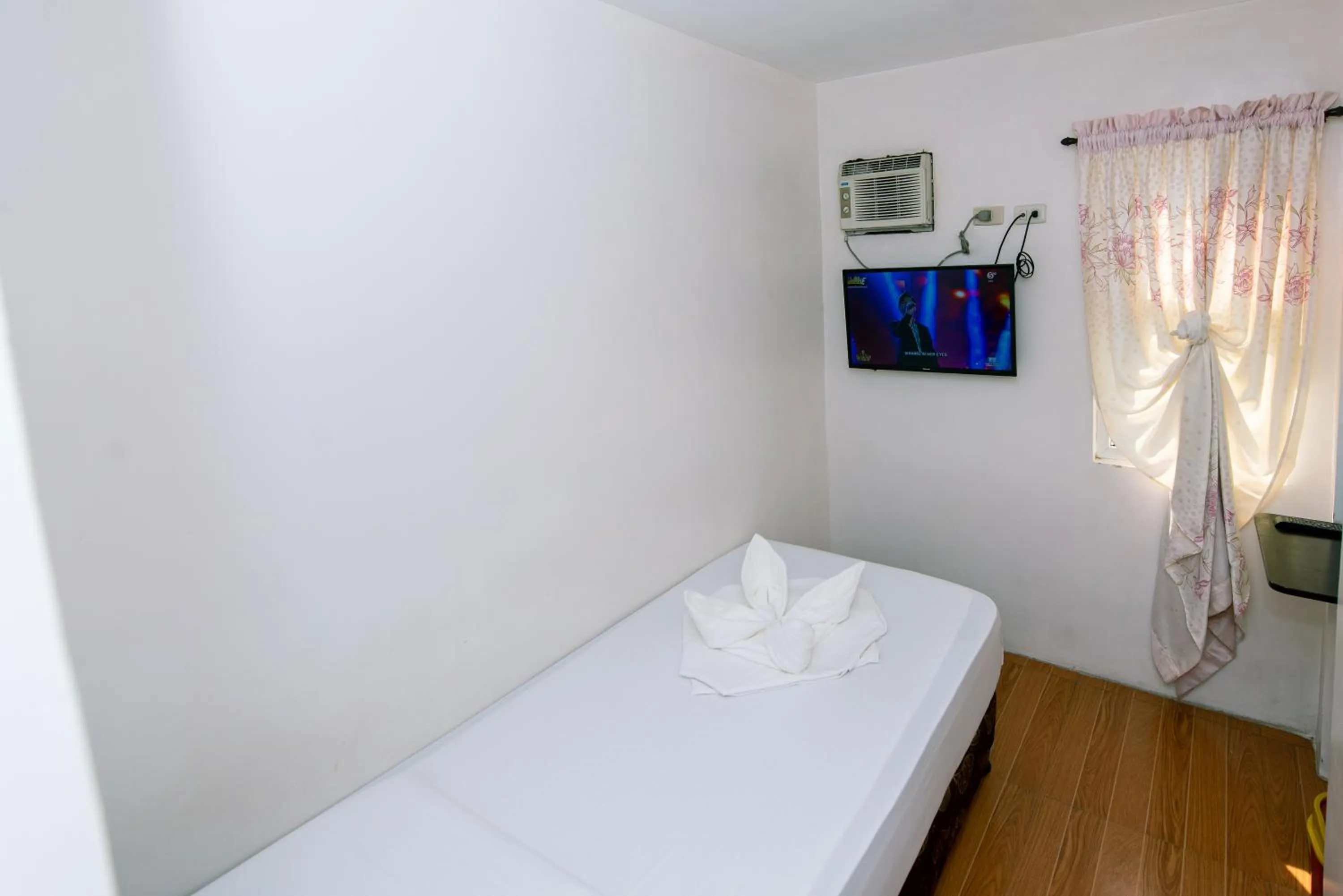 Bed in FB Budgetel Suites