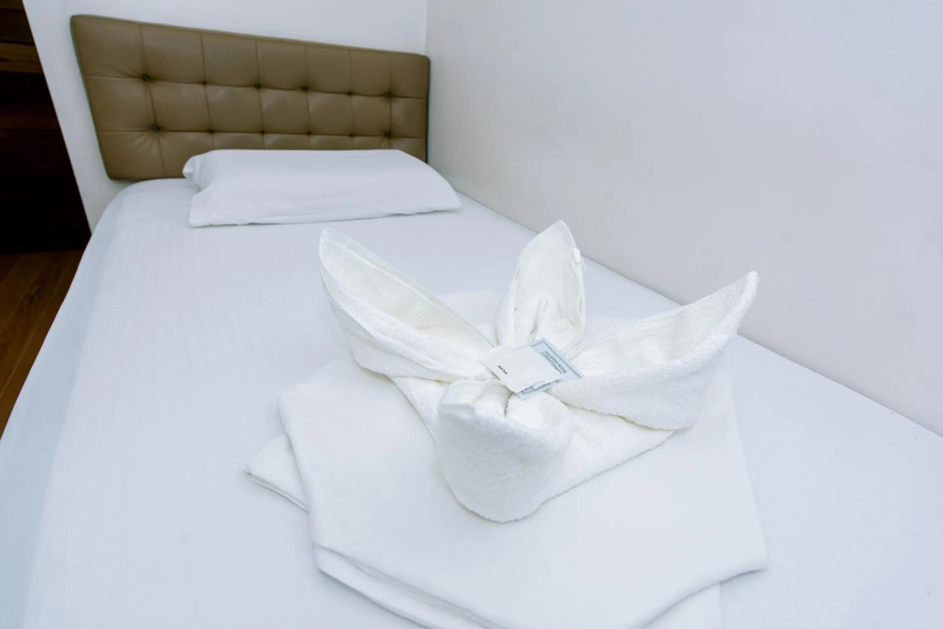 Bed in FB Budgetel Suites