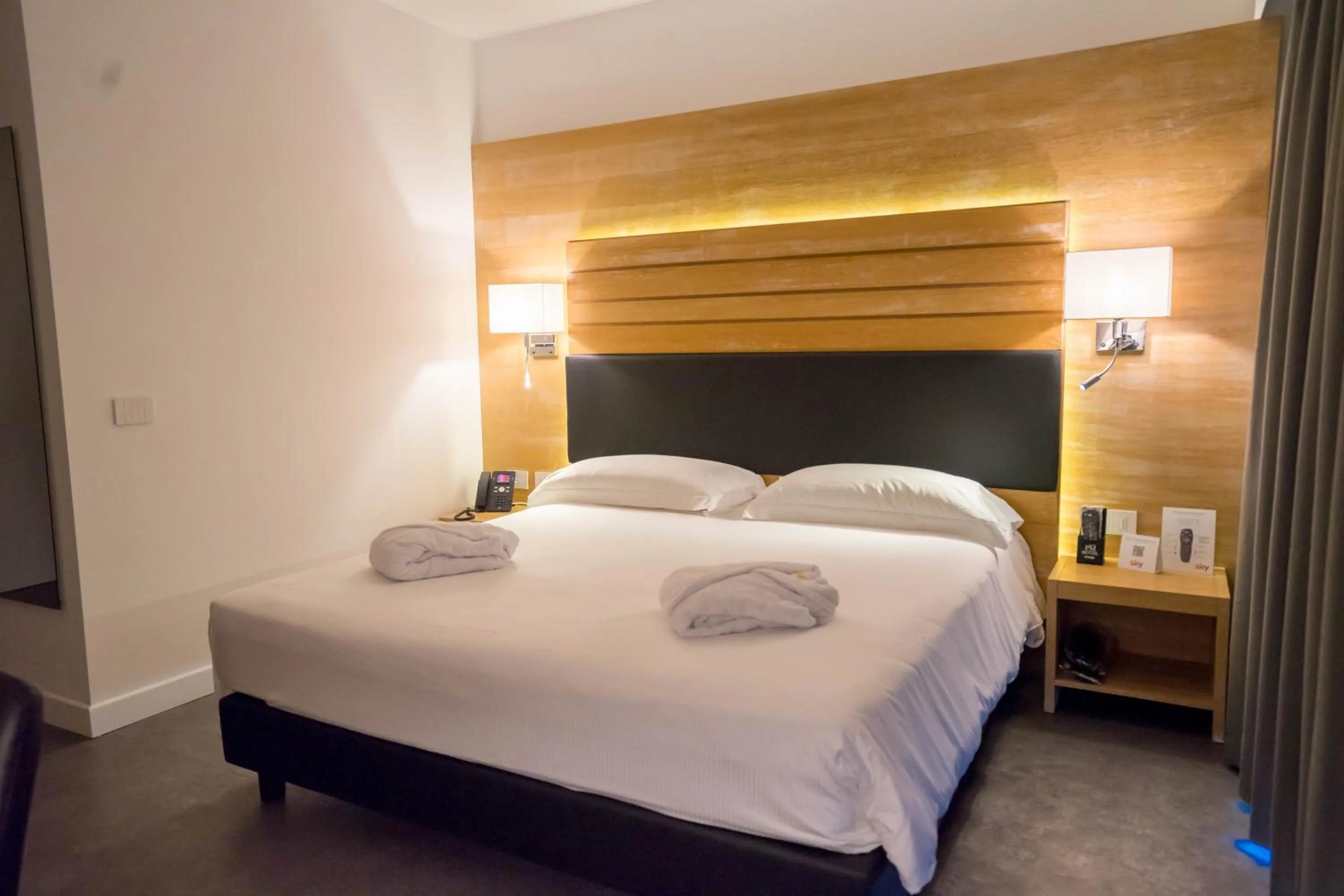 Kitchen or kitchenette, Bed in PM Hotel