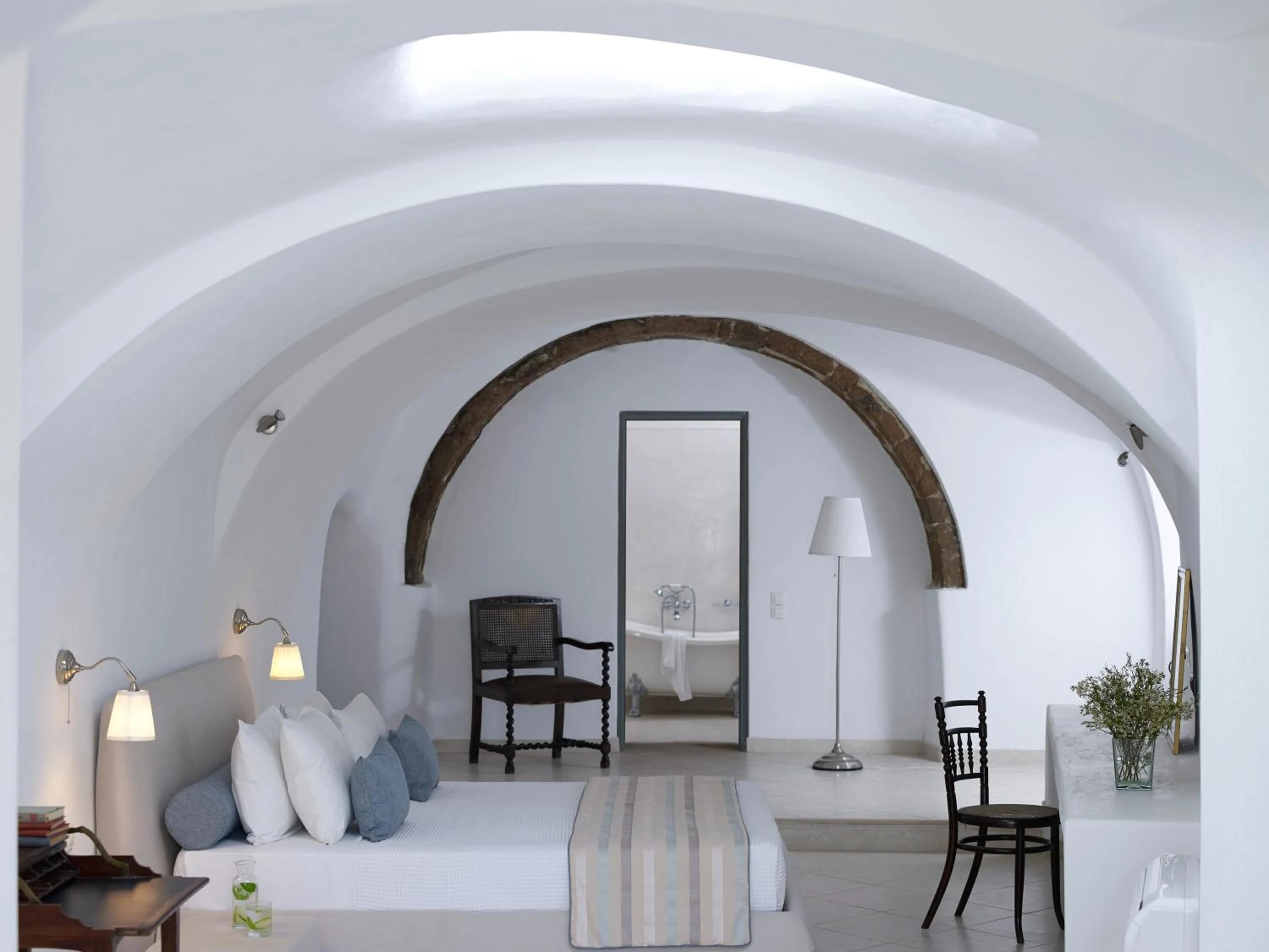 Photo of the whole room in Zannos Melathron