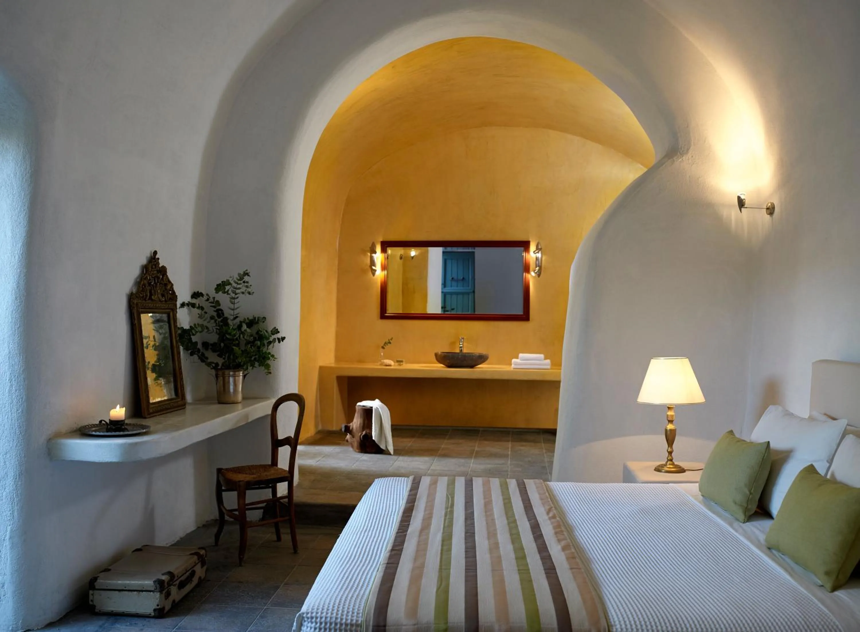 Photo of the whole room in Zannos Melathron