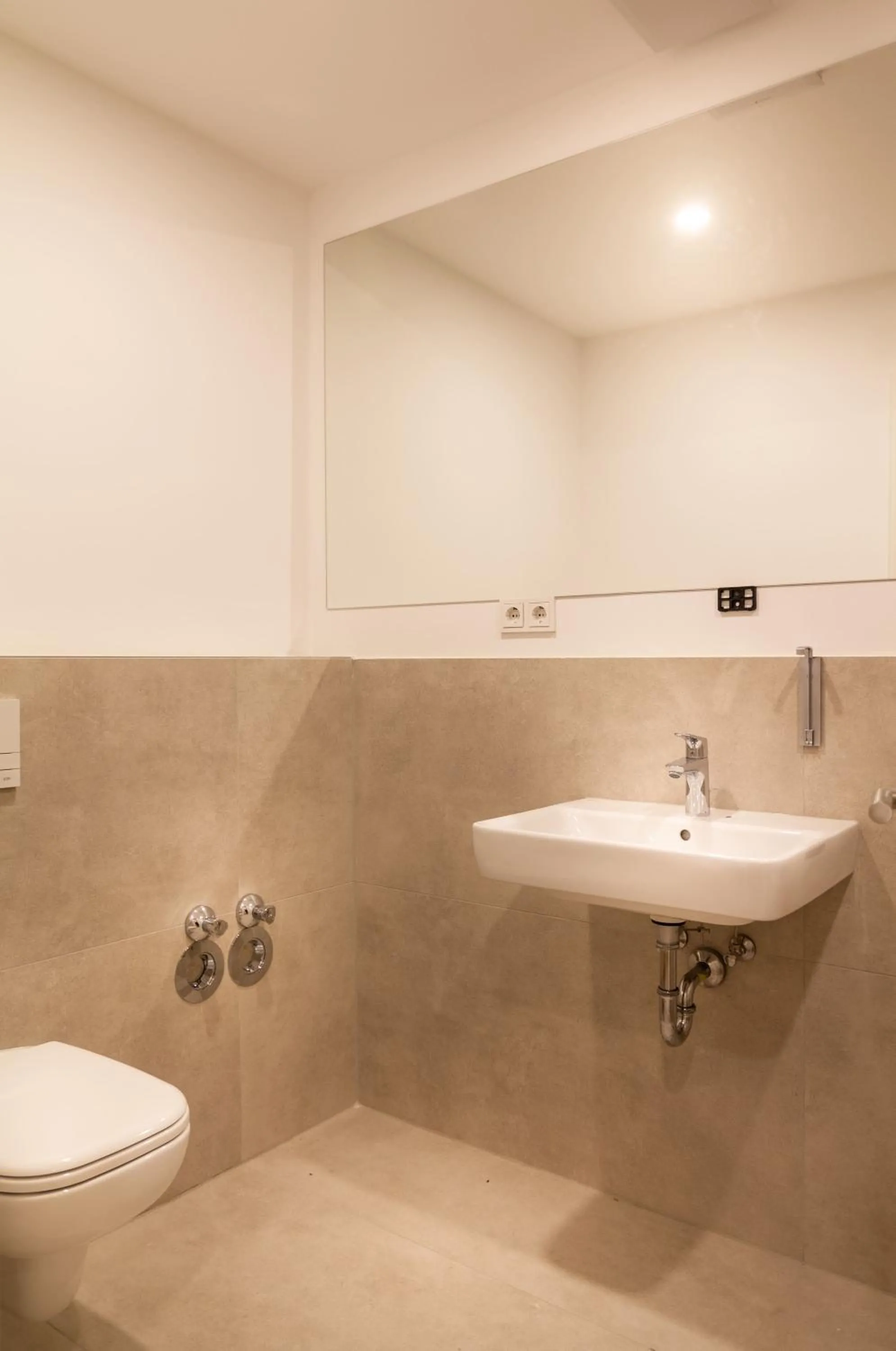 Toilet in Sleep Inn Medienhafen Suites