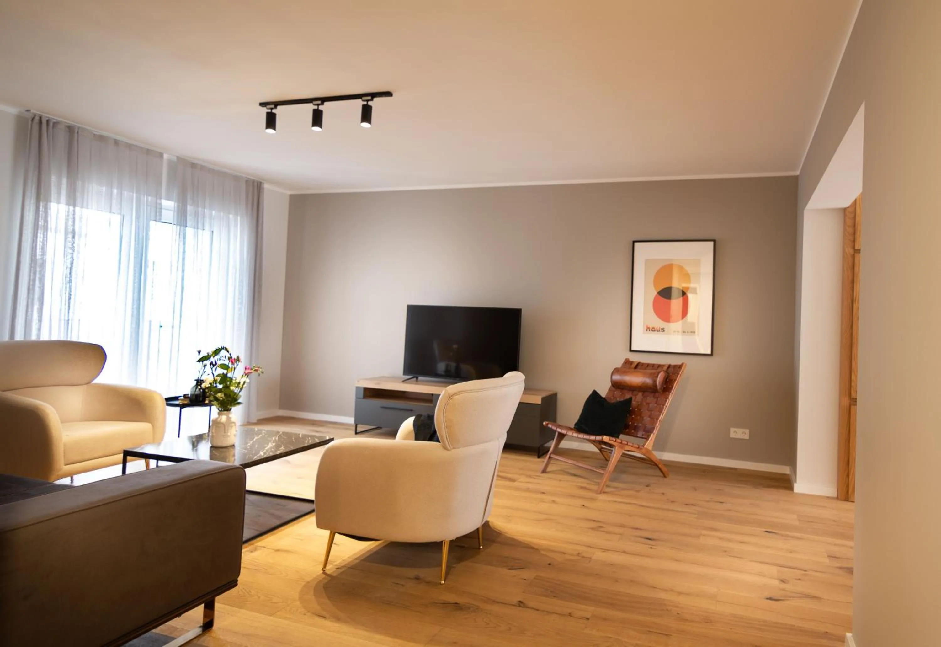 Communal lounge/ TV room in Sleep Inn Medienhafen Suites